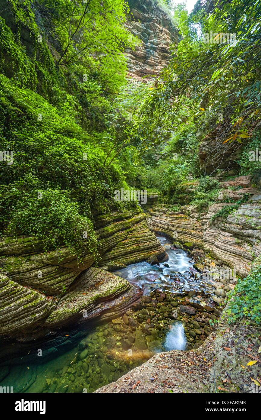 Der Garrafo Fluss fließt schnell und überwältigend zwischen den hohen Mauern der Gole del Garrafo. Gran Sasso und Nationalpark Monti della Laga, Marken, I Stockfoto