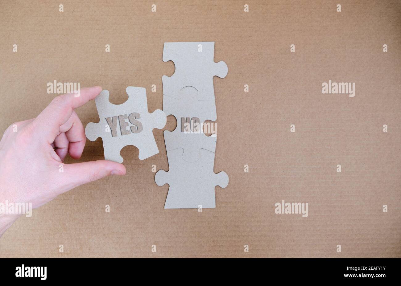 Die Wörter ja und nein sind auf den Puzzleteilen. Das Konzept der Zustimmung und Verweigerung. Stockfoto