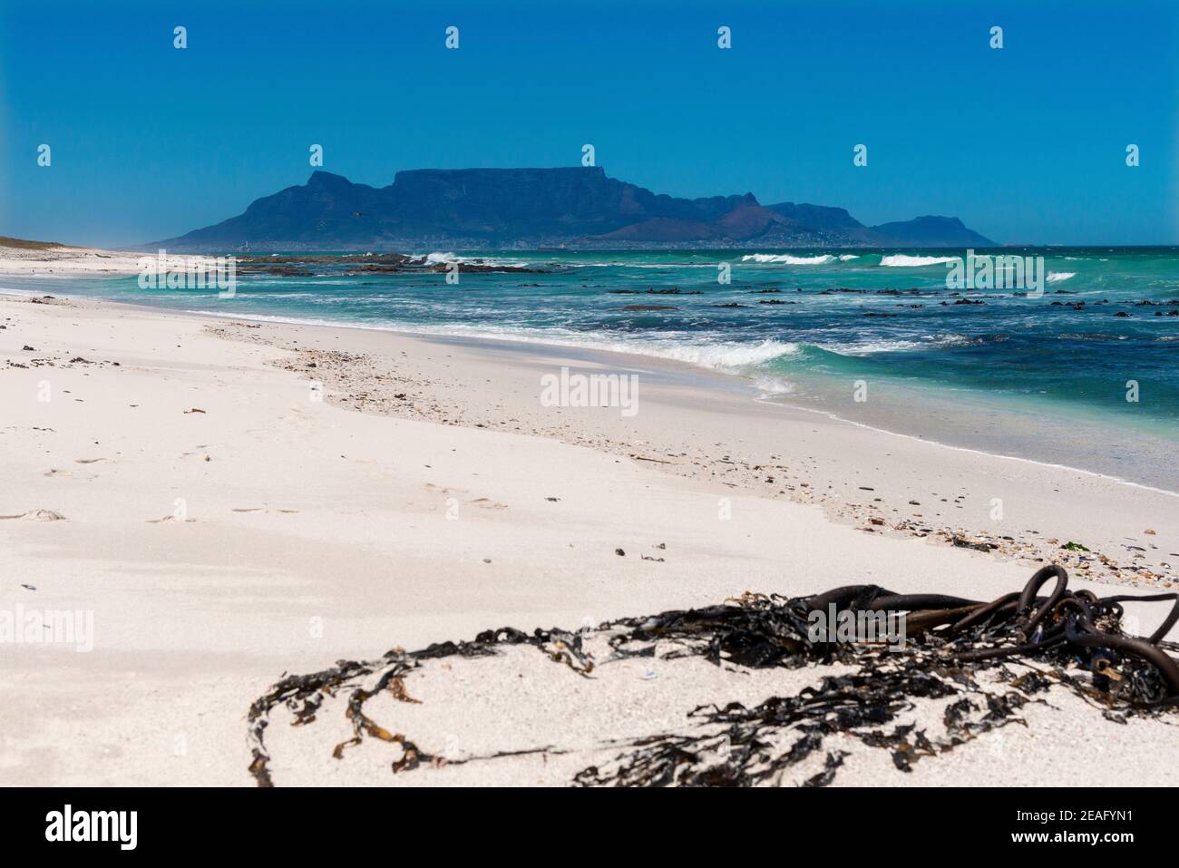 Strandszene von Blouberg Kite Surfing Beach Stockfoto