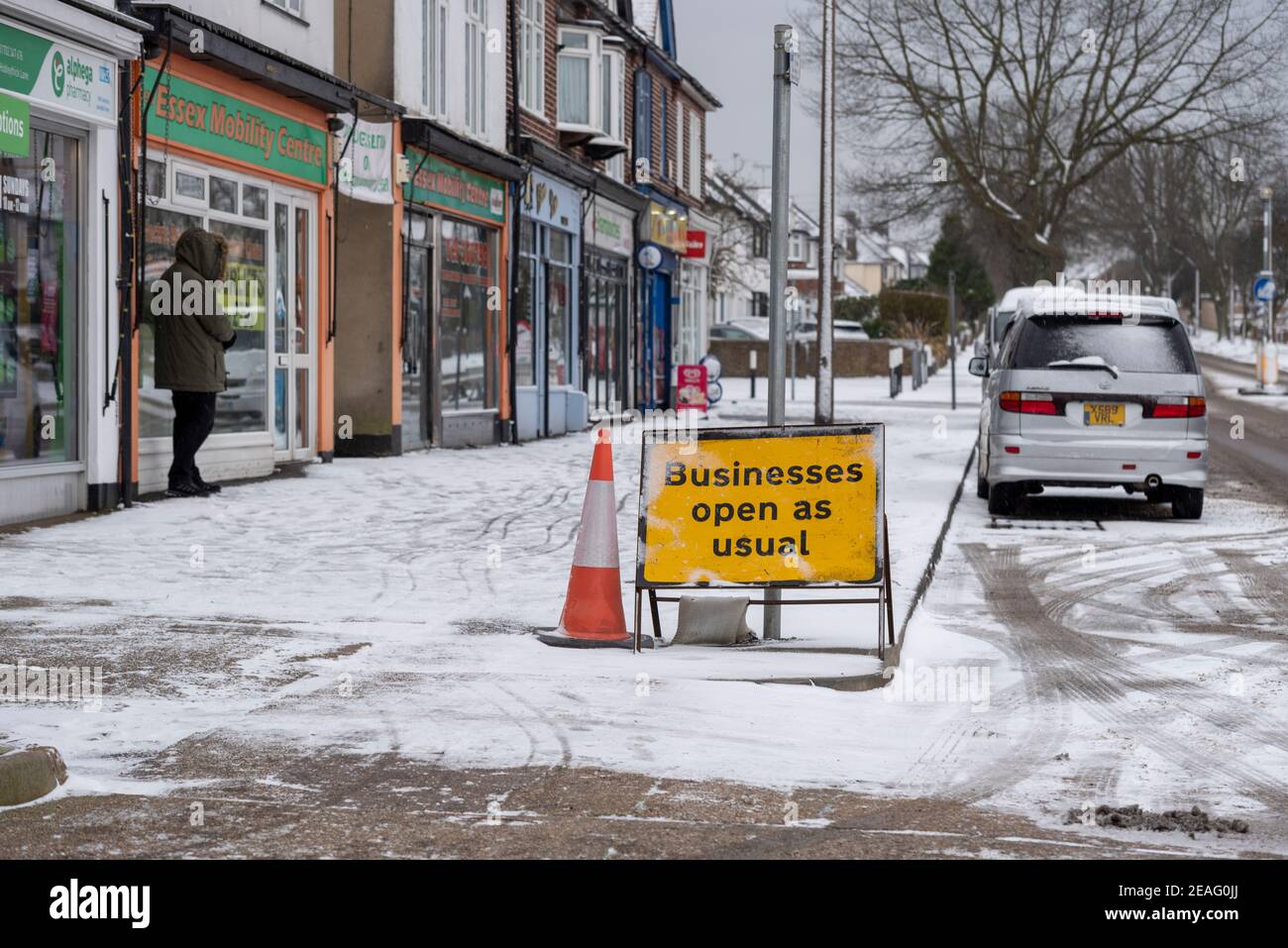 Unternehmen öffnen wie gewohnt Schild an Reihe von Geschäften in Southend on Sea, Essex, Großbritannien, mit Schnee von Storm Darcy. Die meisten geschlossen wegen COVID 19 Sperre. Eisig Stockfoto