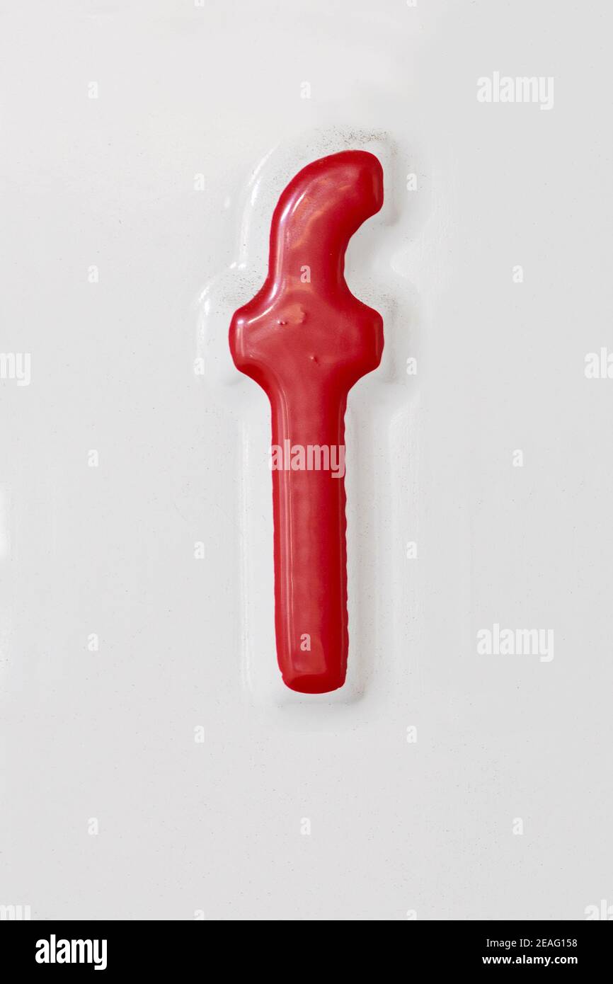 Geprägter roter Buchstabe f auf weißem Zinnteller Stockfoto