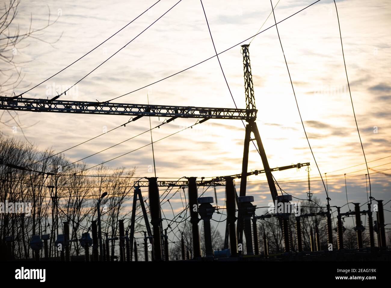 Moderne und industrielle Hochspannungsrelais-Station mit hängenden  Blitzschutzsystemen. Satz von Transformatoren und elektrischen Anschlüssen  auf der Hochspannungs- und Mittelspannungsseite Stockfotografie - Alamy