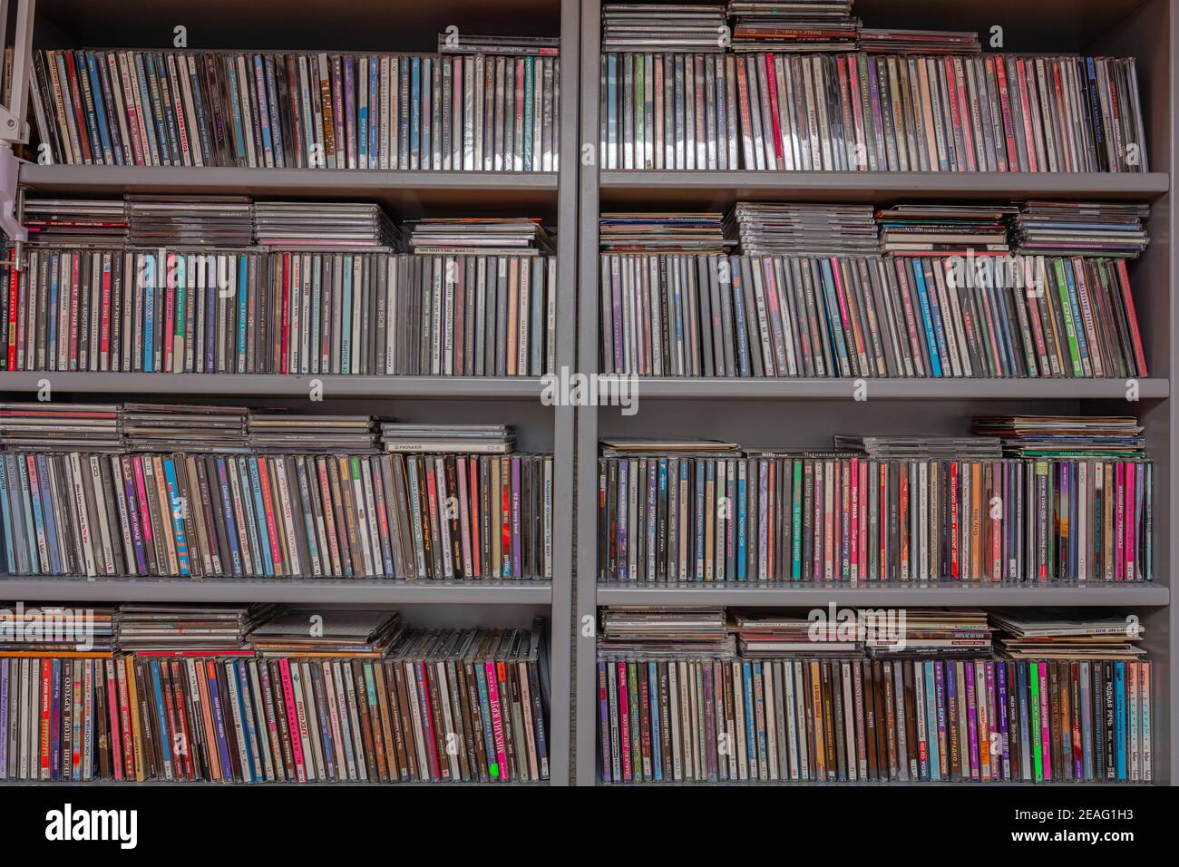 Helsinki, Finnland 4. Januar 2021 Filmsammlung, CD- und DVD-Regal. Hochwertige Fotos Stockfoto