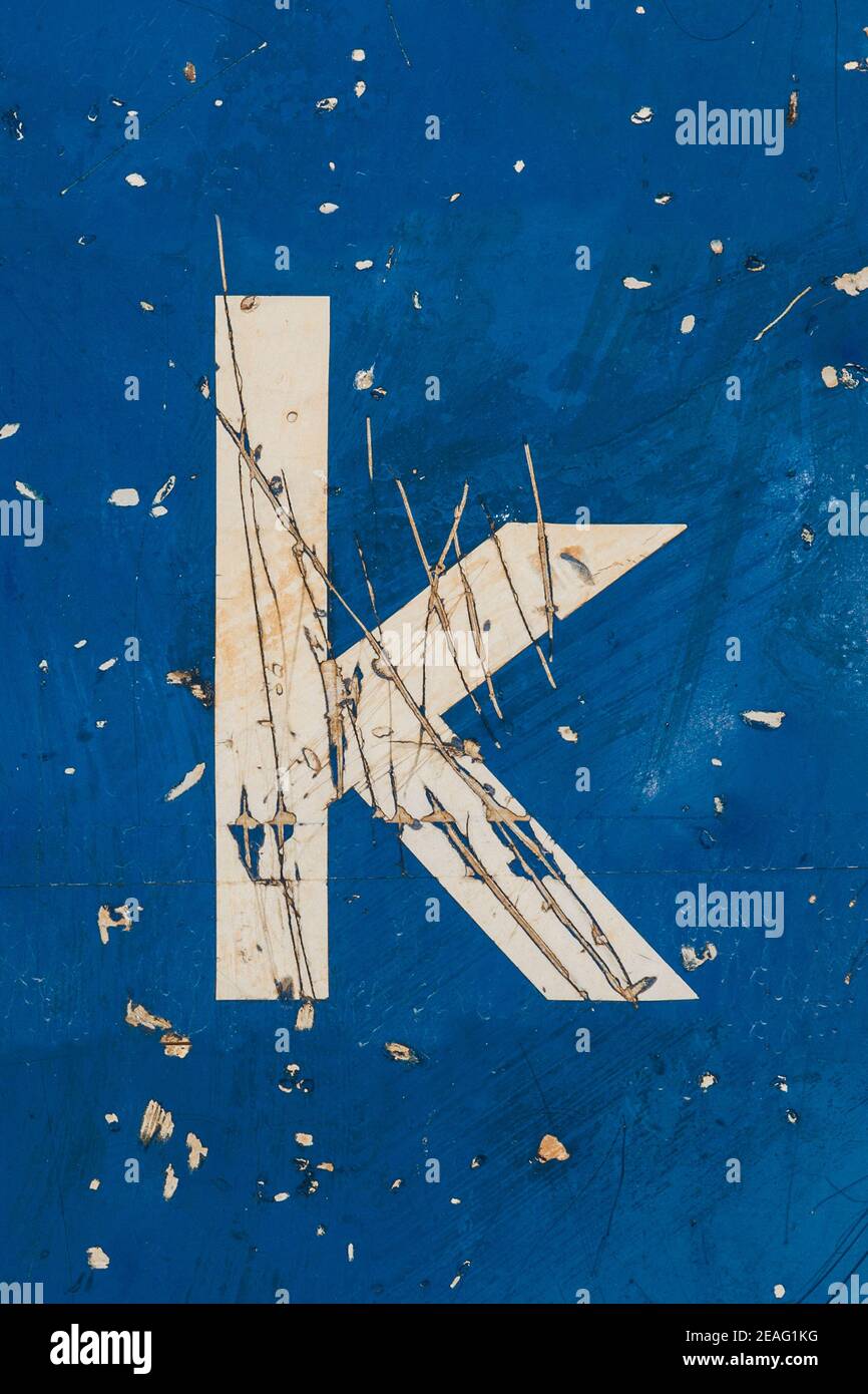 Weißer Buchstabe k auf einem blauen Verkehrsschild Stockfoto