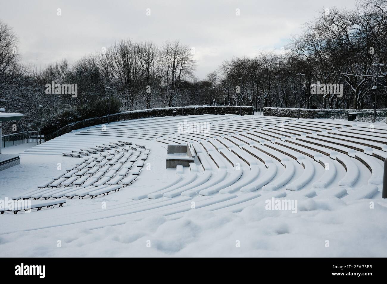 Kelvingrove Bandstand im Schnee, Glasgow. 2021 (Veranstaltungsort für Live-Musik, Amphitheater) Stockfoto
