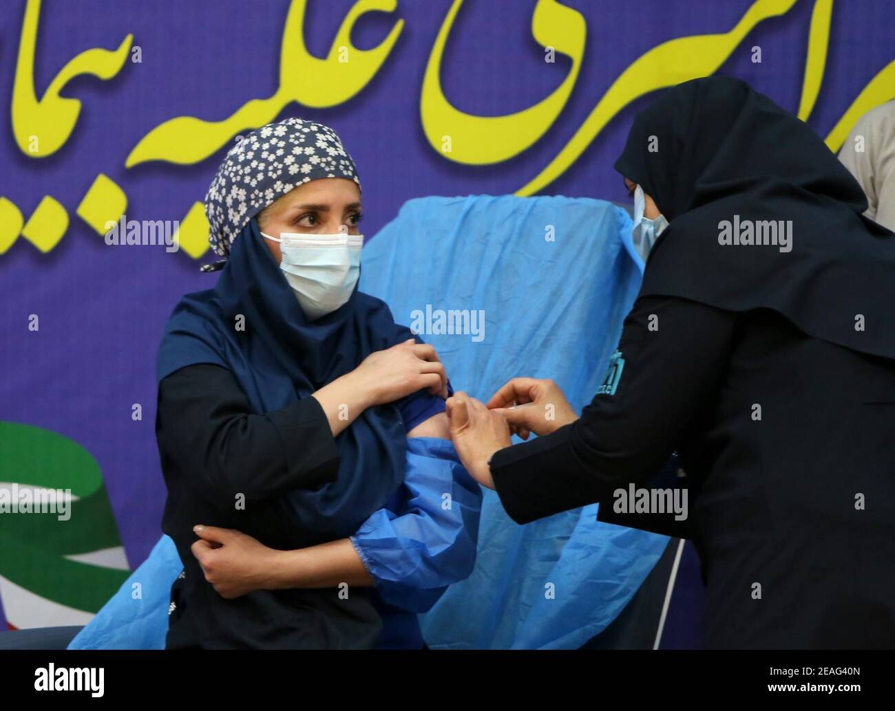 Teheran, Iran. Februar 2021, 9th. Eine Krankenschwester erhält am 9. Februar 2021 in einem Krankenhaus in Teheran, Iran, den Impfstoff COVID-19. Der Iran startete am Dienstag die landesweite Impfkampagne gegen COVID-19 mit dem russischen Sputnik V-Jabs, berichtete die offizielle Nachrichtenagentur IRNA. Quelle: Ahmad Halabisaz/Xinhua/Alamy Live News Stockfoto