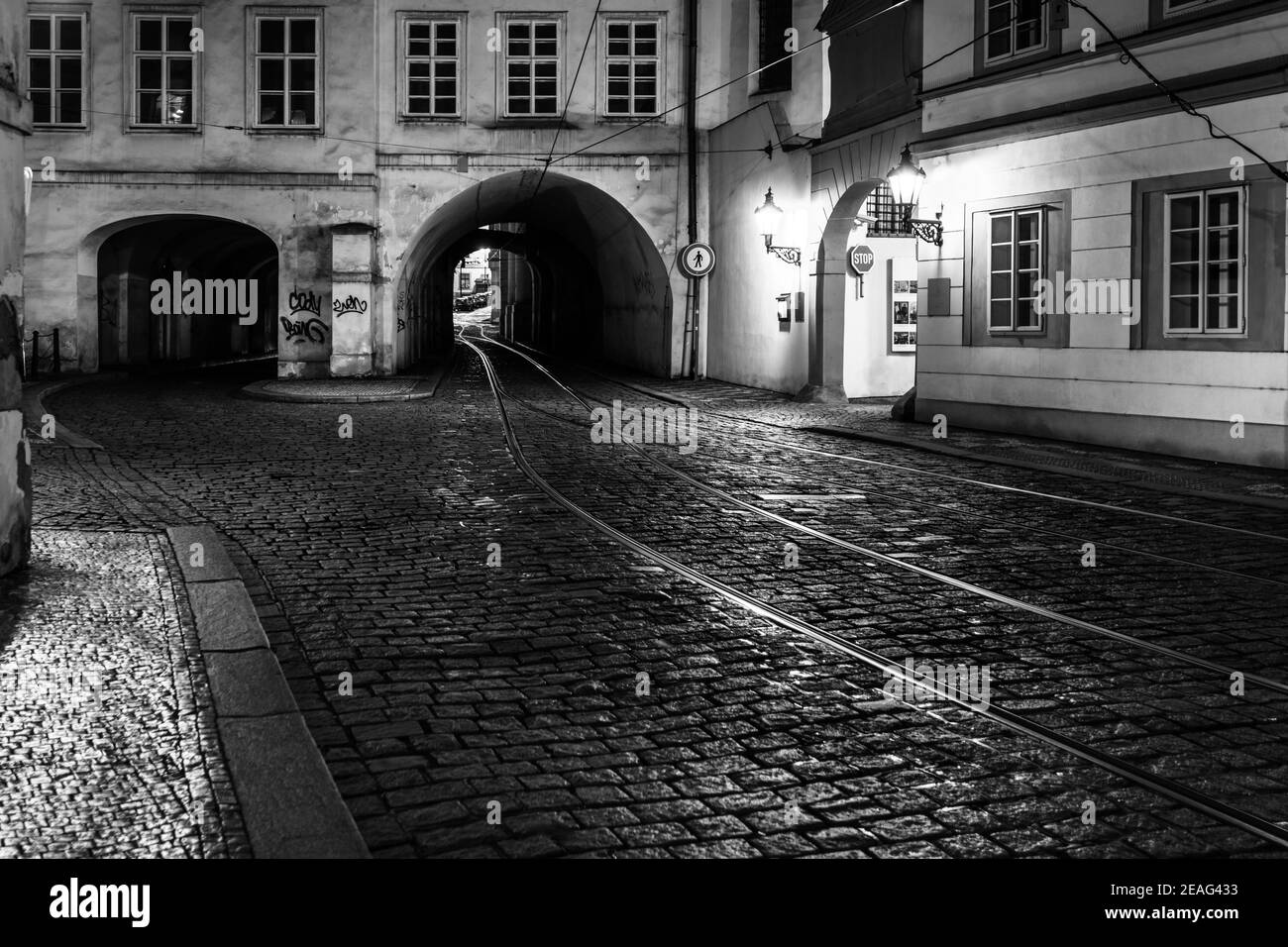 Dunkler Tunnel in der Letenska Straße von Prag, Tschechische Republik. Schwarzweiß-Bild. Stockfoto