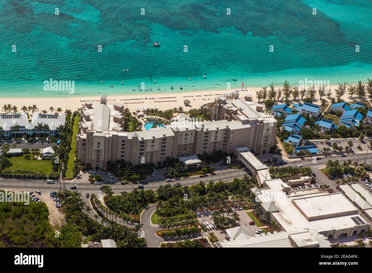 Atemberaubender Luftblick auf die Küste von Ritz Carlton, Seven Mile Beach Grand Cayman, Cayman Islands, Karibik Stockfoto