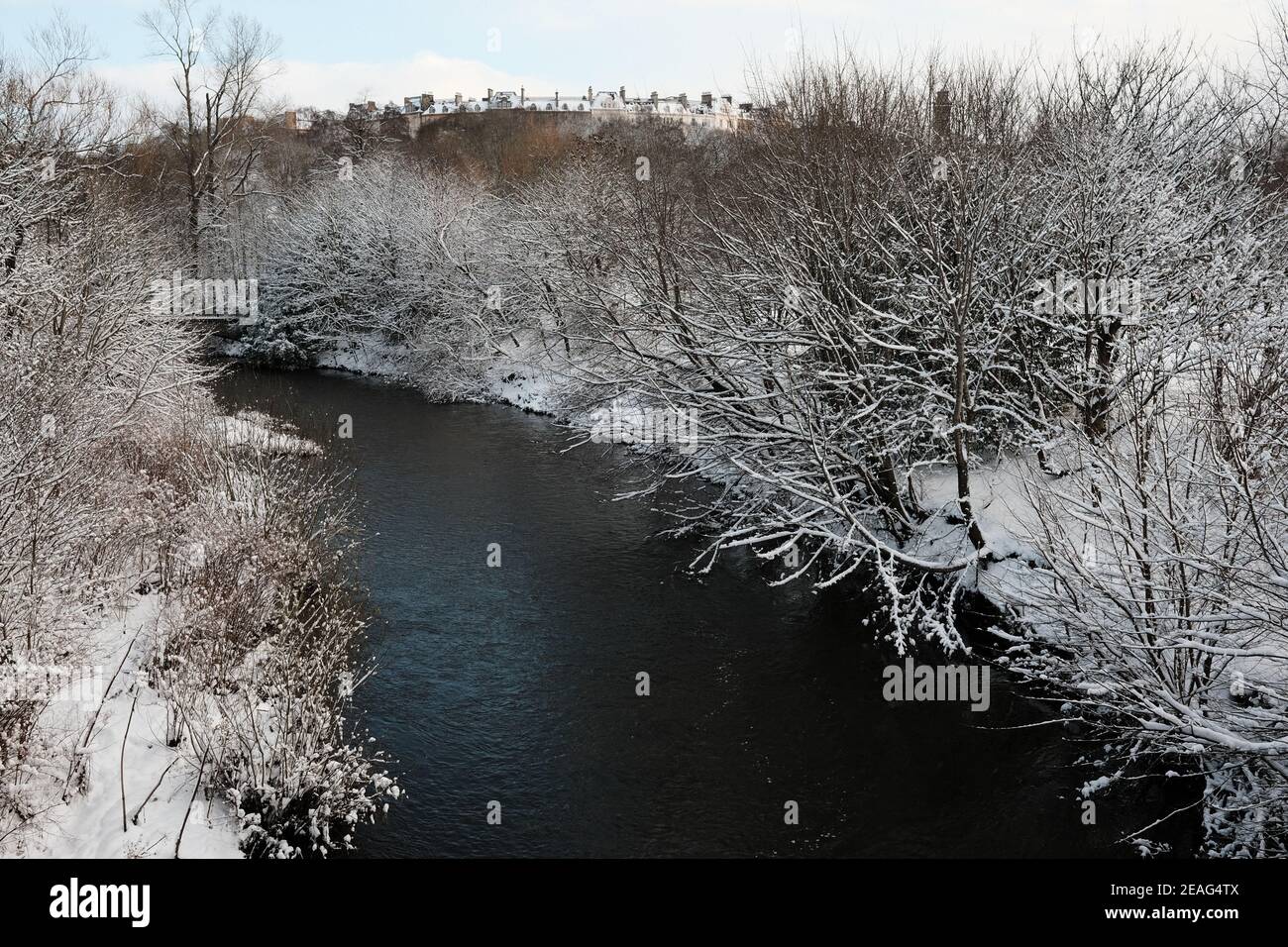 Schnee auf Bäumen am Fluss Kelvin, Glasgow. Februar 2021. (Blick Auf Kelvingrove Park) Stockfoto