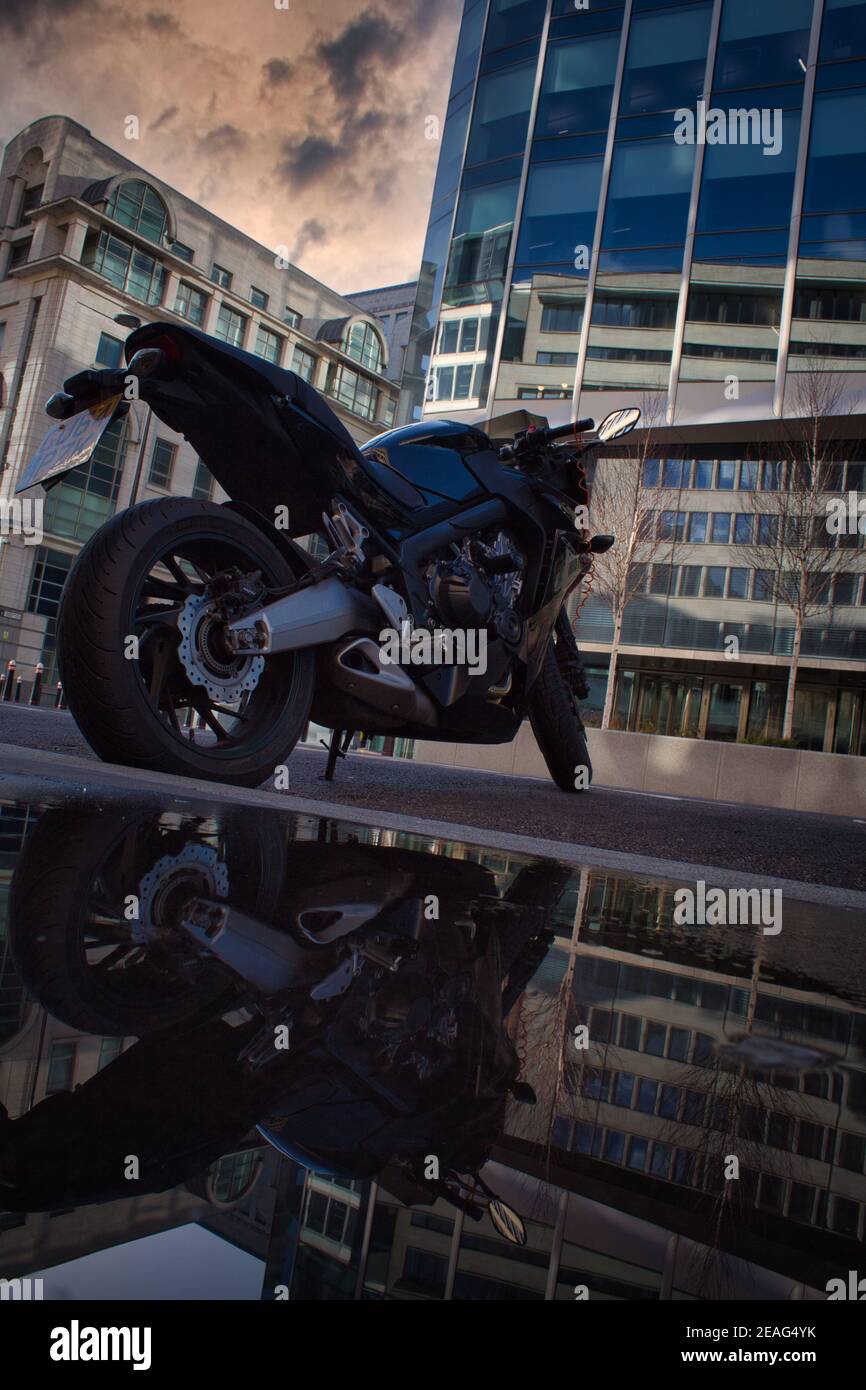 Reflexion der Nab und Wolken im Motorrad Spiegel, Motorrad Lenkrad und  Motorrad Kraftstofftank Stockfotografie - Alamy