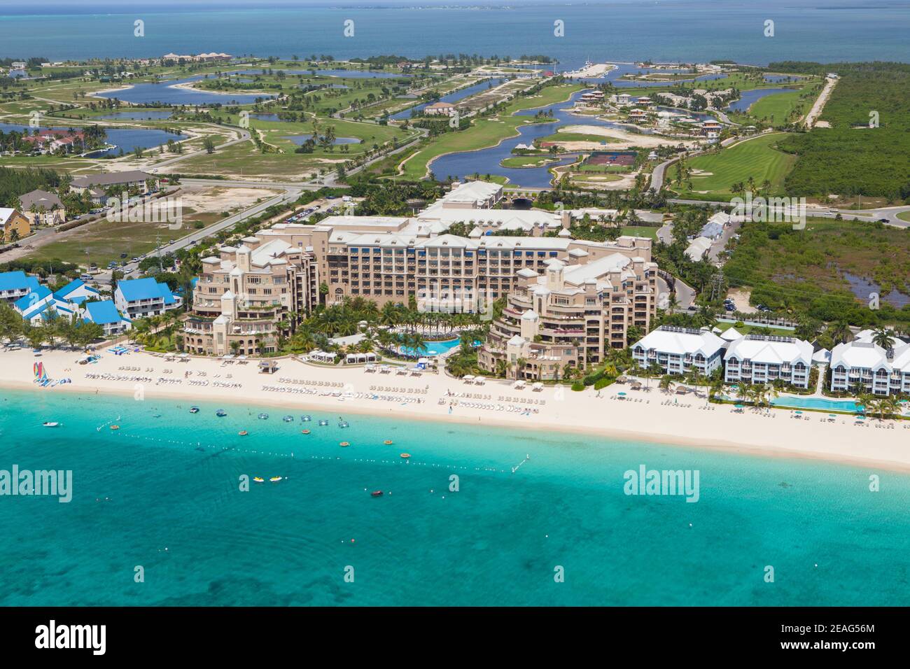 Atemberaubender Luftblick auf die Küste von Ritz Carlton, Seven Mile Beach Grand Cayman, Cayman Islands, Karibik Stockfoto