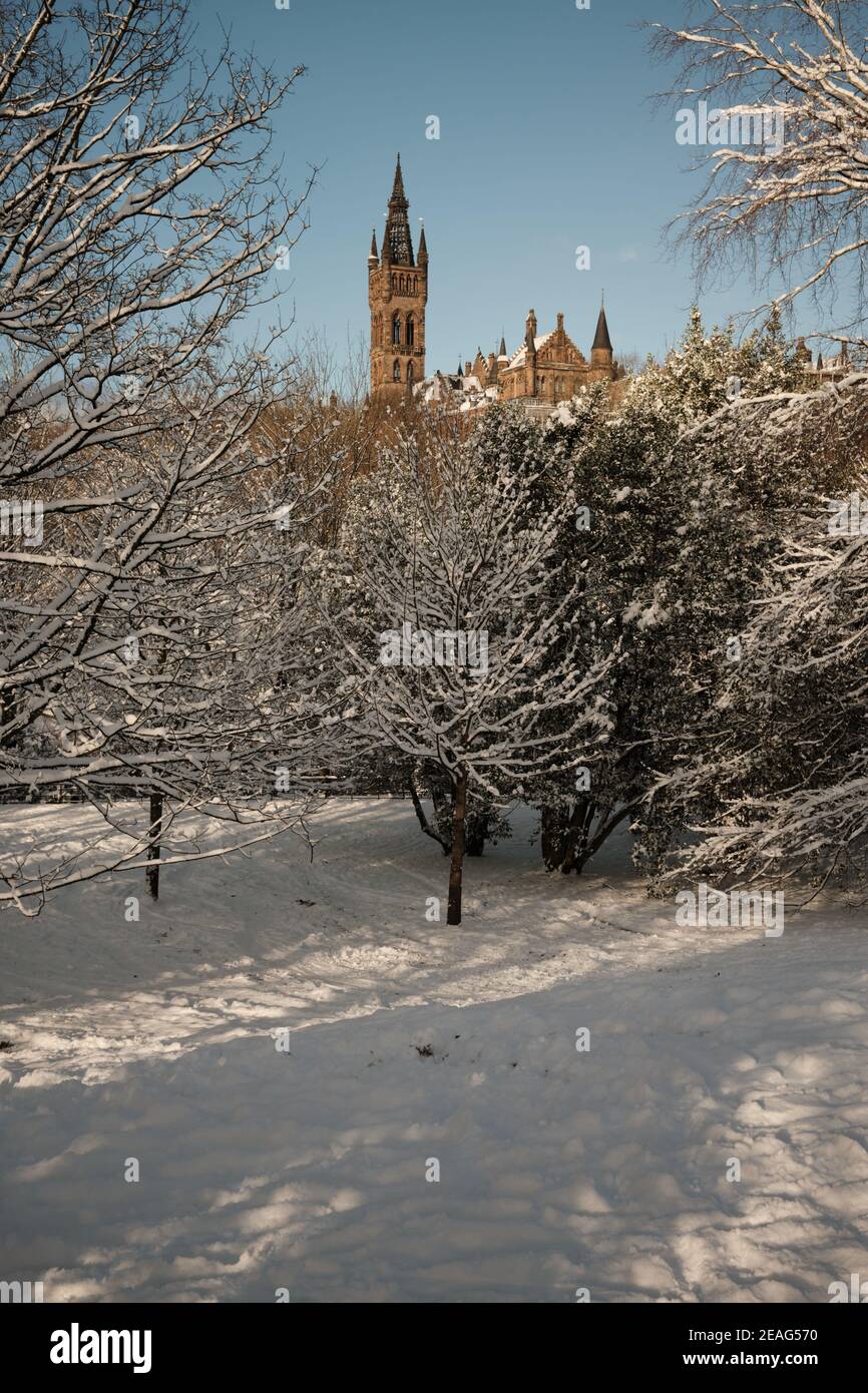 University of Glasgow Turm aus Kelvingrove Park nach starkem Schnee in Glasgow. Februar 2021 Stockfoto