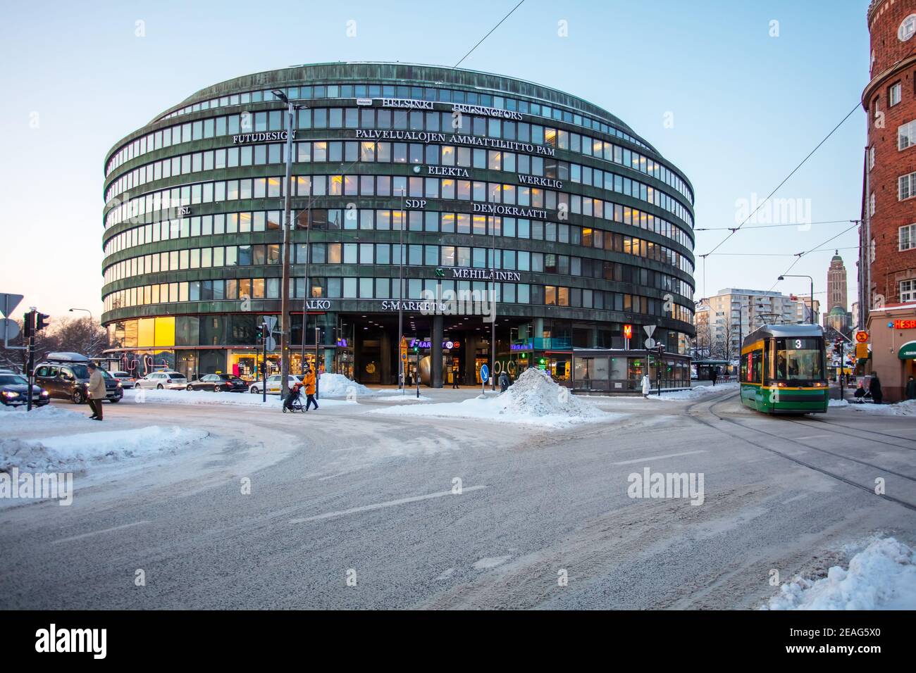 Helsinki, Finnland 4. Januar 2021 Hakaniemi District Moderne Büroansicht bei Sonnenuntergang. Winterabend. Hochwertige Fotos Stockfoto