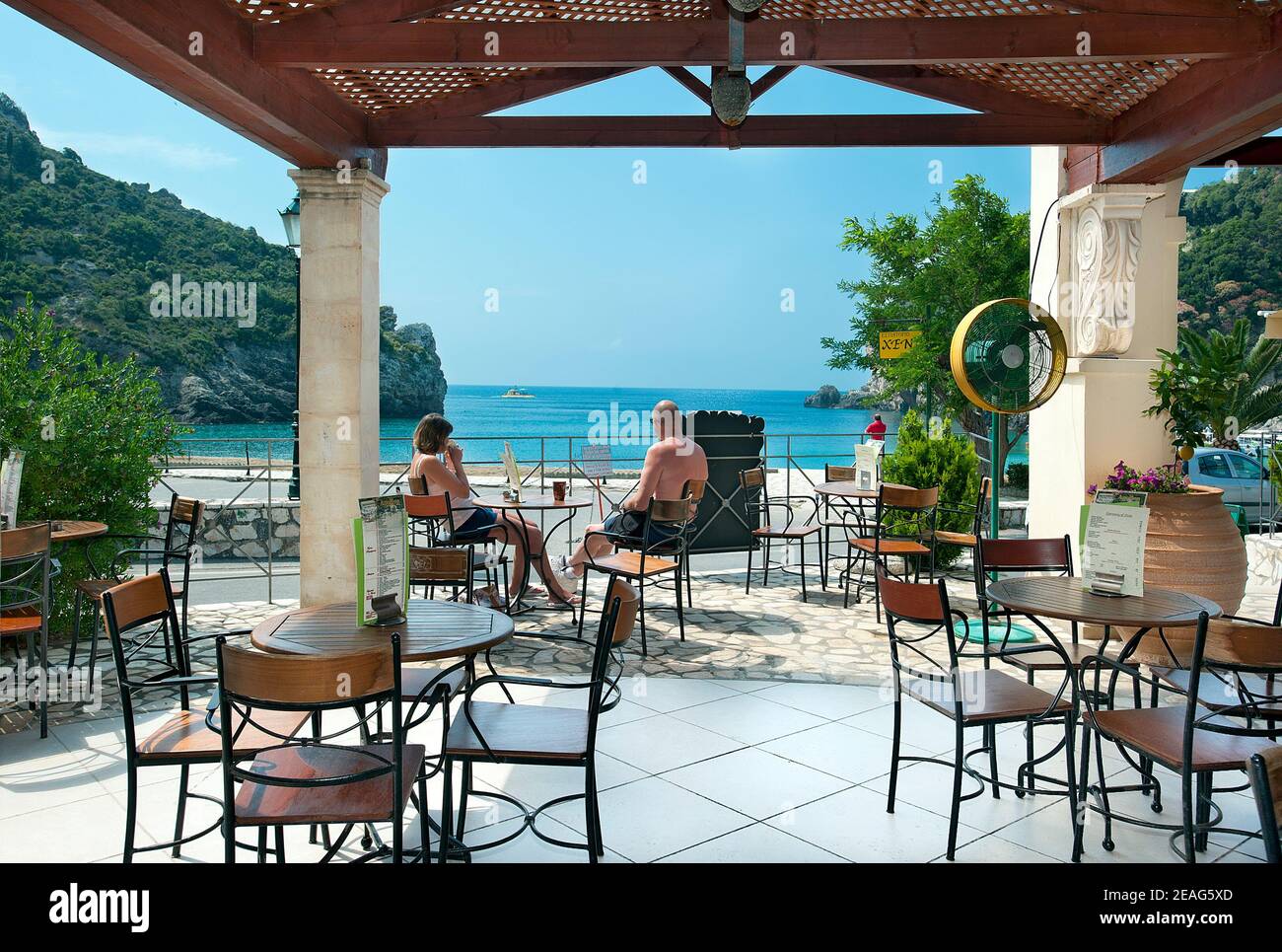 Taverna am Meer bei Agios Spyridon, Paleokastritsa, Korfu, Ionische Inseln, Griechenland Stockfoto
