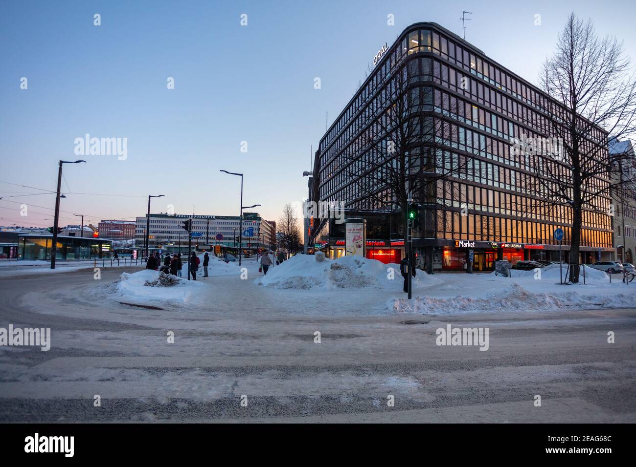 Helsinki, Finnland 4. Januar 2021 Hakaniemi District Moderne Büroansicht bei Sonnenuntergang. Winterabend. Hochwertige Fotos Stockfoto