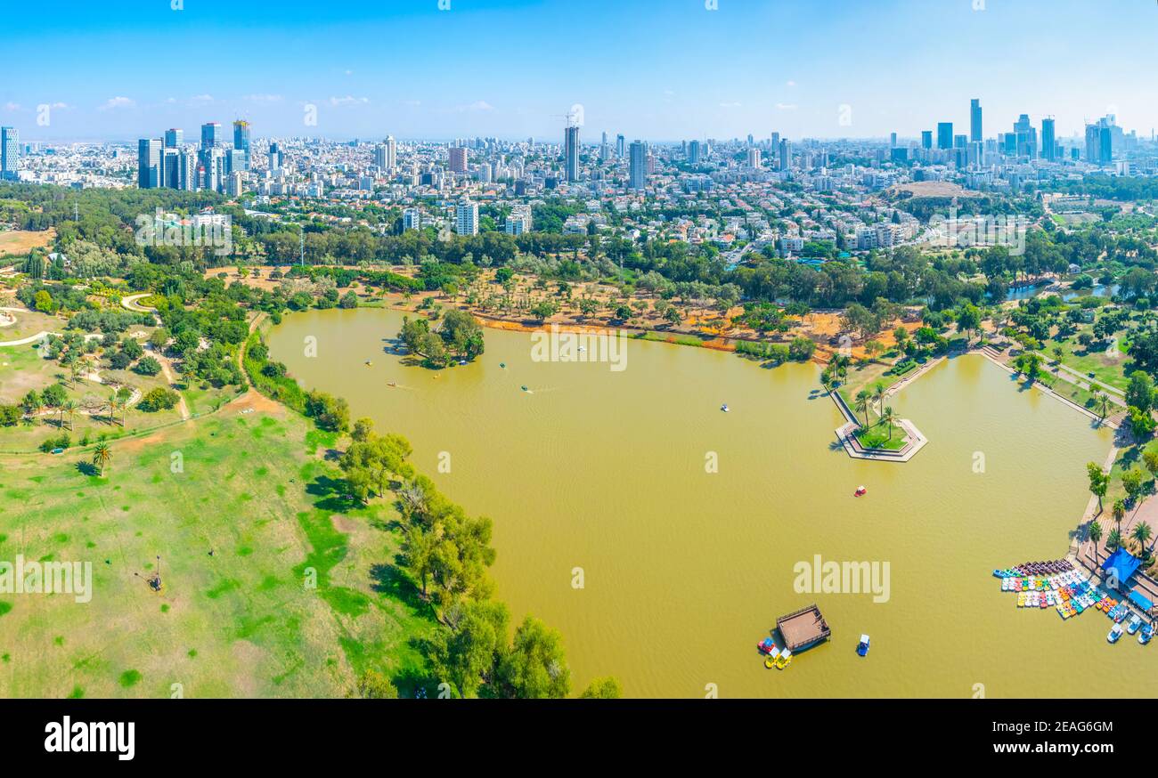Stadtbild von Tel Aviv vom TLV aus gesehen Ballon fliegt über Hayarkon Park, Israel Stockfoto