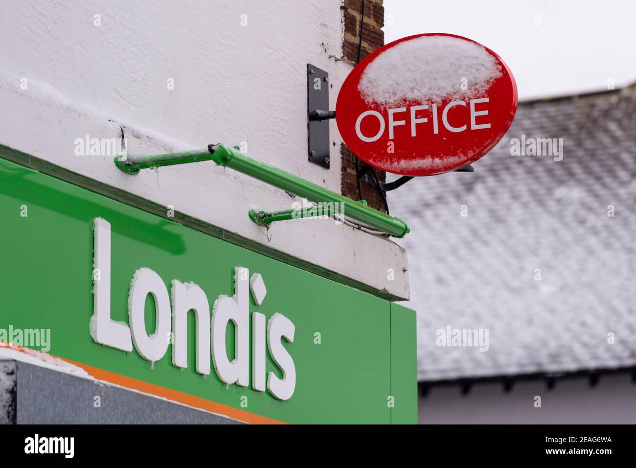 Postamt, in einem Londoner Eckgeschäft, in Southend on Sea, Essex, Großbritannien, mit Schnee von Storm Darcy. Wetterdienst. Unterbrechung Stockfoto