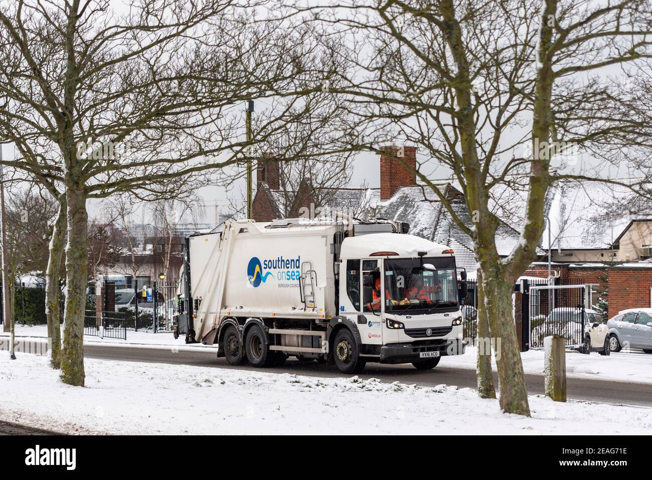 Veolia Müllabfuhr LKW in Southend on Sea, Essex, UK, mit Schnee von Storm Darcy. Southend Borough Council Müllwagen auf vereister Straße Stockfoto