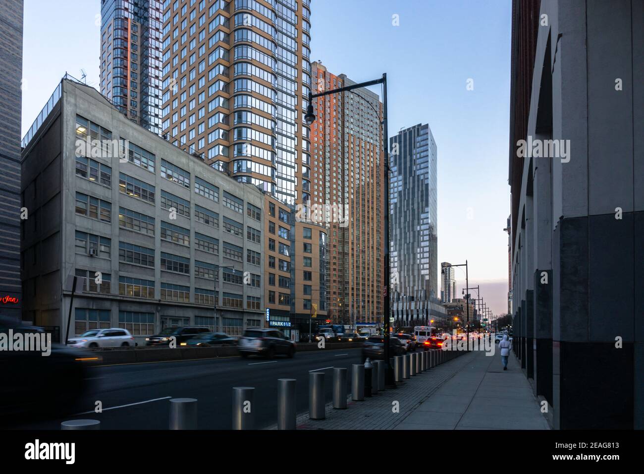 New York, USA - 21. Januar 2021: Straßenansicht der Flatbush Avenue in Brooklyn, New York mit umliegenden hohen Gebäuden Stockfoto