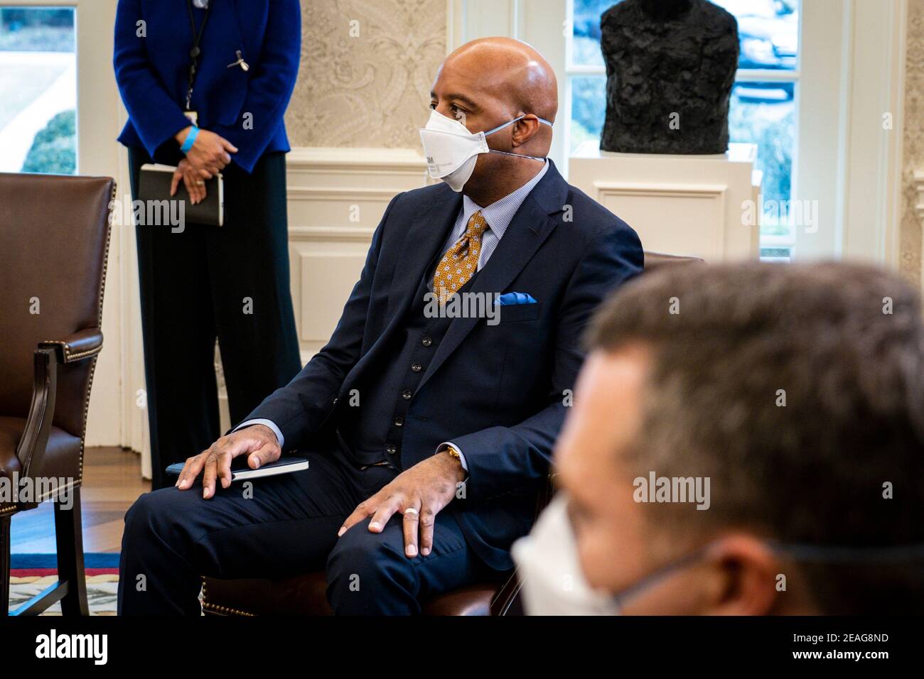 Marvin Ellison, President und CEO von Lowe's Companies, blickt auf Präsident Joe Biden, Vice President Kamala Harris und Secretary of the Treasury, Janet Yellen, treffen sich mit Geschäftsführern über die kritische Notwendigkeit des amerikanischen Rettungsplans im Oval Office im Weißen Haus in Washington, DC, Am Dienstag, den 9. Februar 2021. An dem Treffen nehmen Jamie Dimon, Chairman und CEO von JPMorgan Chase, Tom Donohue, CEO der US-Handelskammer, Doug McMillon, President und CEO von Walmart, Sonia Syngal, President und CEO von Gap, Inc. Und Marvin Ellison, President und CEO von Lowe's Companies, in Teil Stockfoto