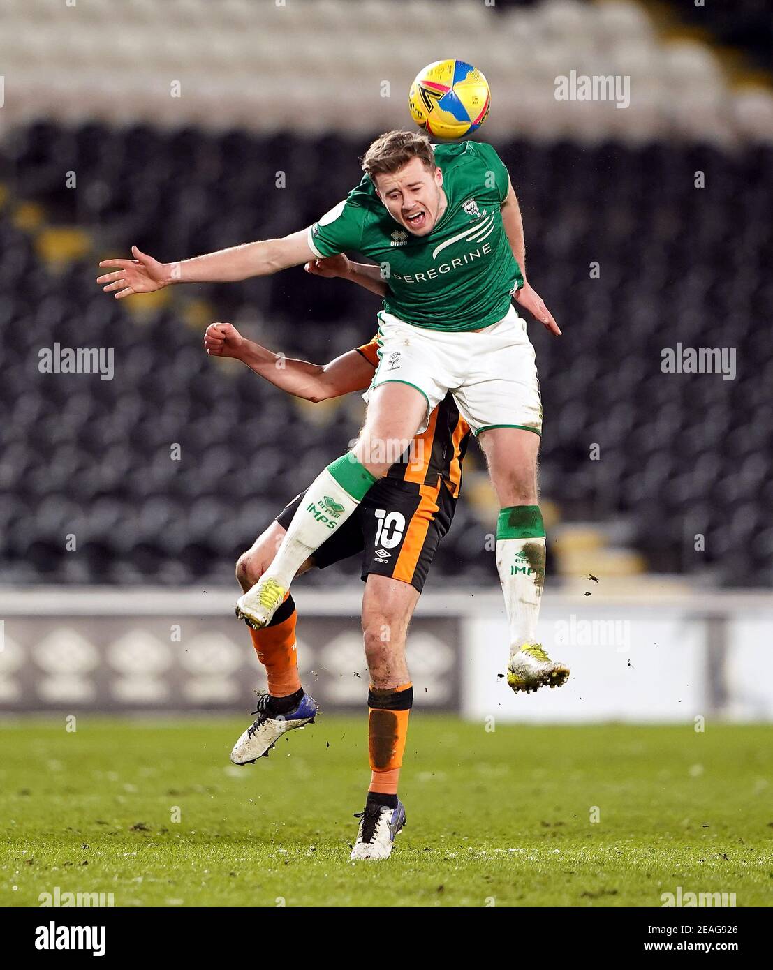 Lincoln Citys James Jones (rechts) und Hull Citys George Honeyman kämpfen während des Sky Bet League One Spiels im KCOM Stadium, Hull, um den Ball. Bilddatum: Dienstag, 9. Februar 2021. Stockfoto