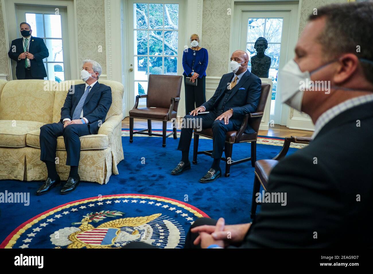 Jamie Dimon, Chairman und CEO von JPMorgan Chase, Marvin Ellison, President und CEO von Lowe's Companies, und Doug McMillon (l-r) sind President Joe Biden, Vice President Kamala Harris und Secretary of the Treasury, Janet Yellen trifft sich am Dienstag, den 9. Februar 2021, im Oval Office im Weißen Haus in Washington, DC mit Geschäftsführern über die kritische Notwendigkeit des amerikanischen Rettungsplans. An dem Treffen nehmen Jamie Dimon, Chairman und CEO von JPMorgan Chase, Tom Donohue, CEO der US-Handelskammer, Doug McMillon, President und CEO von Walmart, Sonia Syngal, President und CEO von o Teil Stockfoto