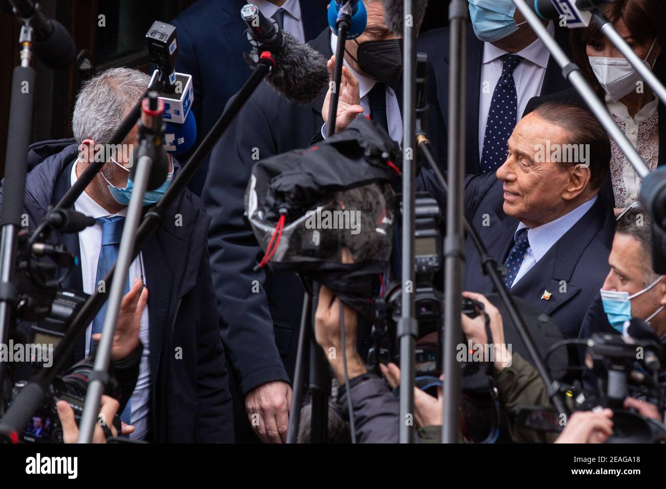 Rom, Italien. Februar 2021, 09th. Silvio Berlusconi begrüßt die Medien, bevor sie den Montecitorio Palast betreten (Foto: Matteo Nardone/Pacific Press) Quelle: Pacific Press Media Production Corp./Alamy Live News Stockfoto