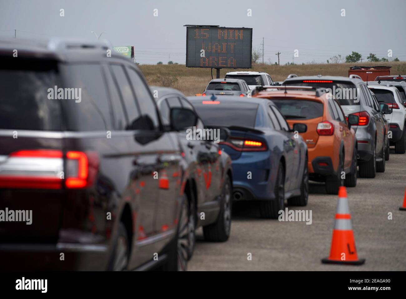 Die Menschen warten 15 Minuten in Autos, bevor sie wegfahren, nachdem sie Impfstoffe gegen die Coronavirus-Krankheit (COVID-19) an einer Durchfahrimpfstelle in Robstown, Texas, USA, 9. Februar 2021 erhalten haben. REUTERS/Go Nakamura Stockfoto