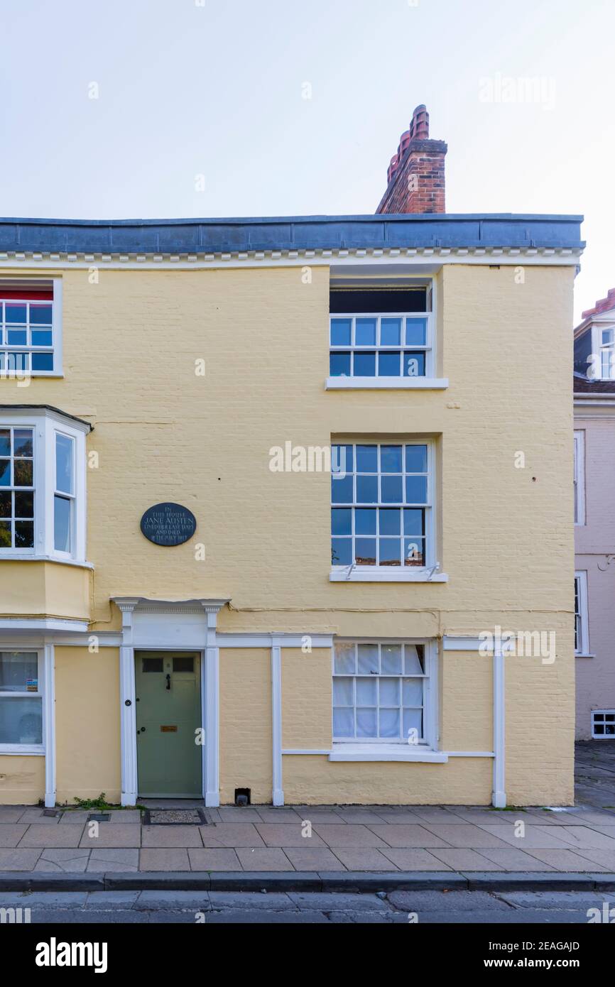 Das kleine Stadthaus, in dem die Schriftstellerin Jane Austen 1817 starb, und Gedenktafel in College Street, Winchester, Hampshire, Südengland, Großbritannien Stockfoto