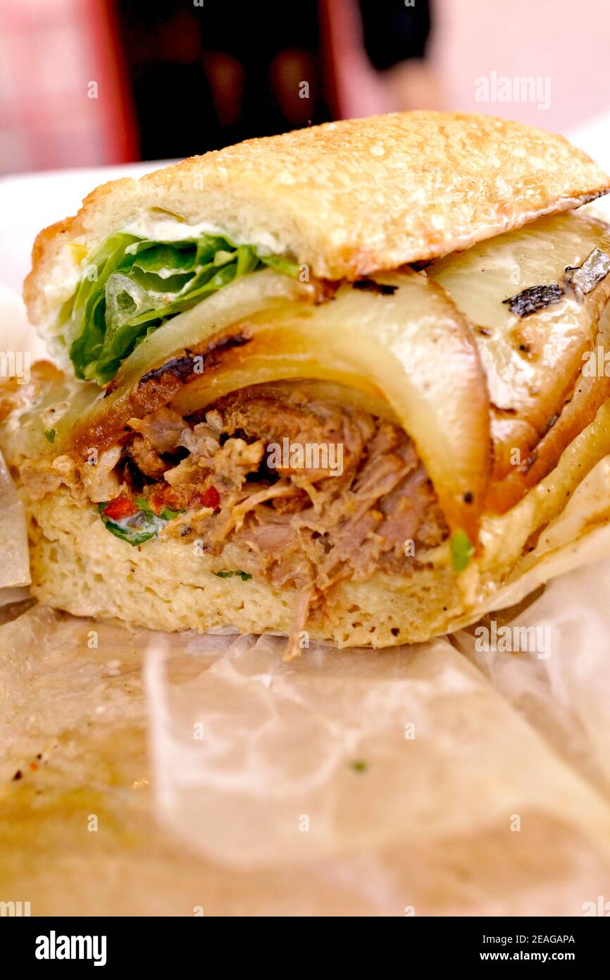 Caribbean Roast Pork Sandwich at Bien: Karibisches und lateinamerikanisches Restaurant. Gelegen an 1000 Eaton St, Key West, FL 33040. Stockfoto