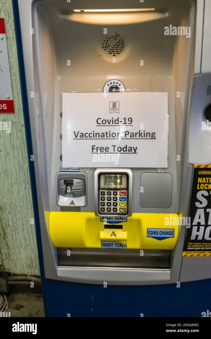 Hinweis auf einer Pay-Station: Innenstadt Auto Parkgebühren sind für die Teilnahme an Covid-19 Impfungen in Woking, Surrey, Südostengland erlassen Stockfoto