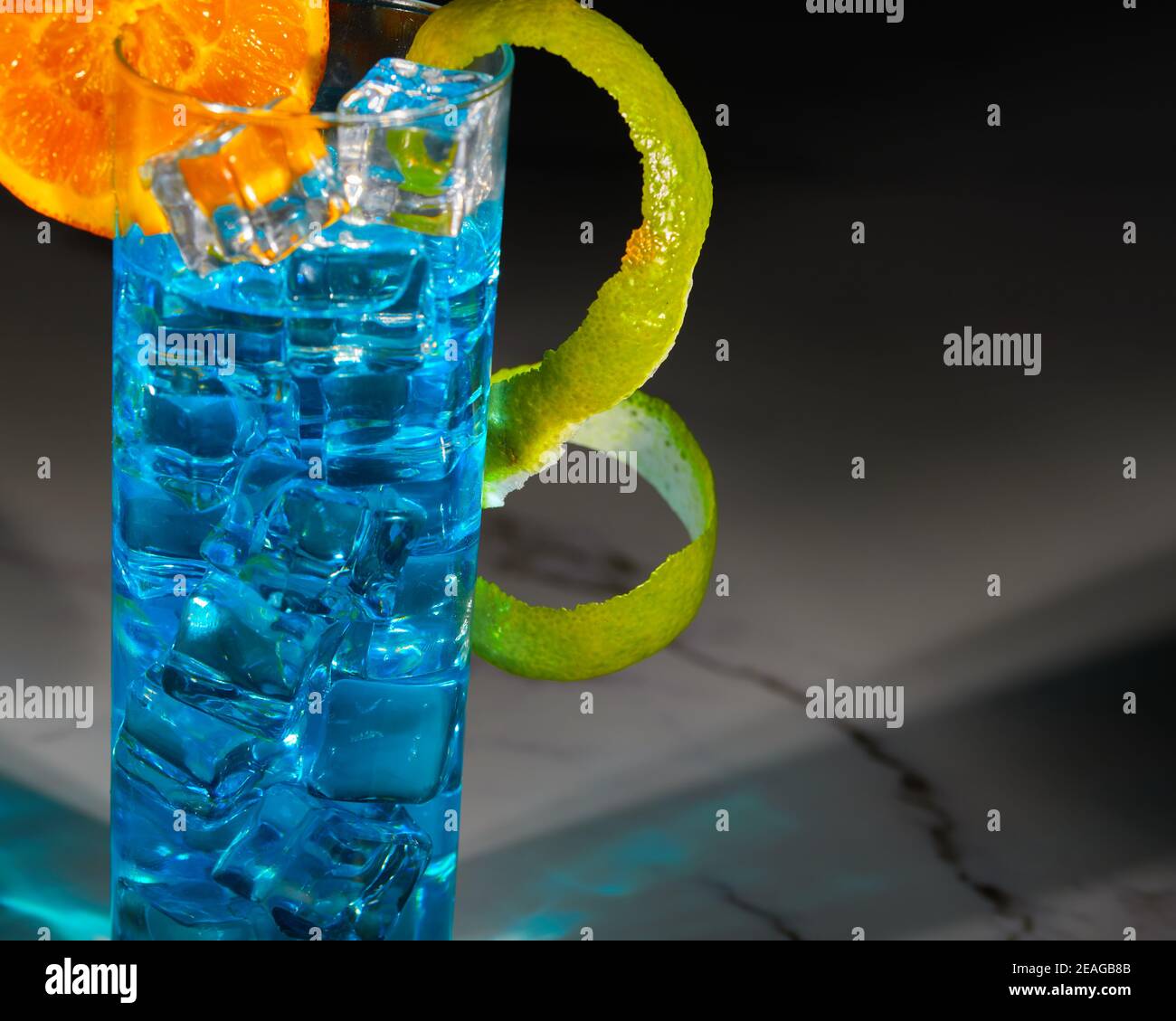 Ein appetitlich erfrischender Cocktail garniert mit Orange und Zitrone Stockfoto