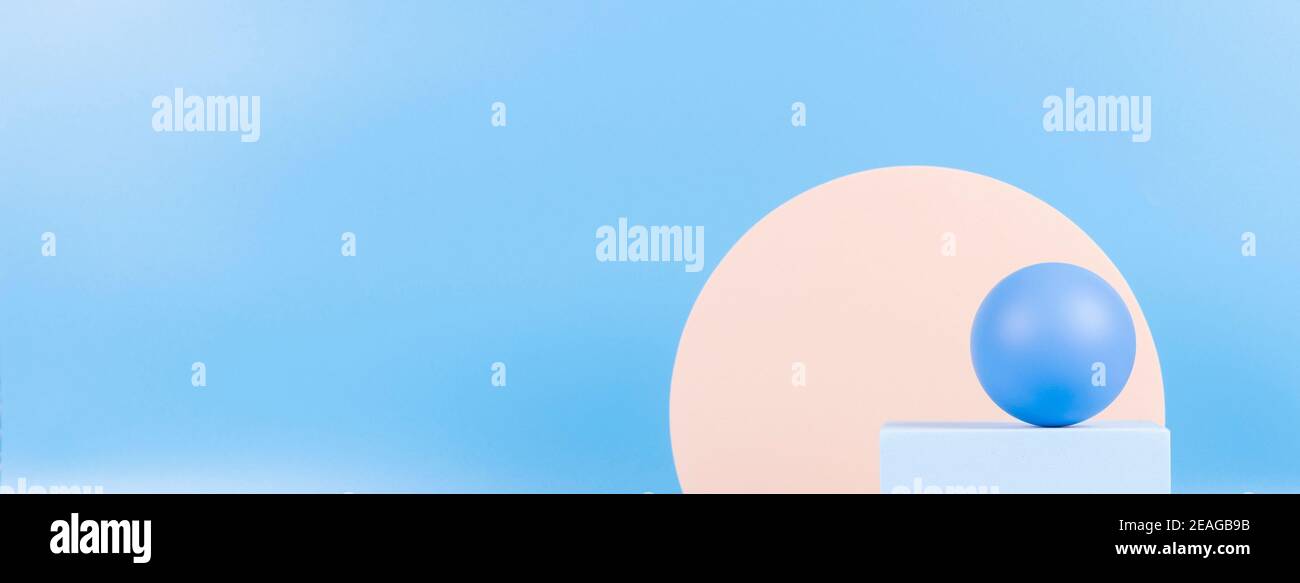 Abstrakte geometrische Pastellfarben Formen Präsentation Podium auf hellblau Hintergrund Stockfoto