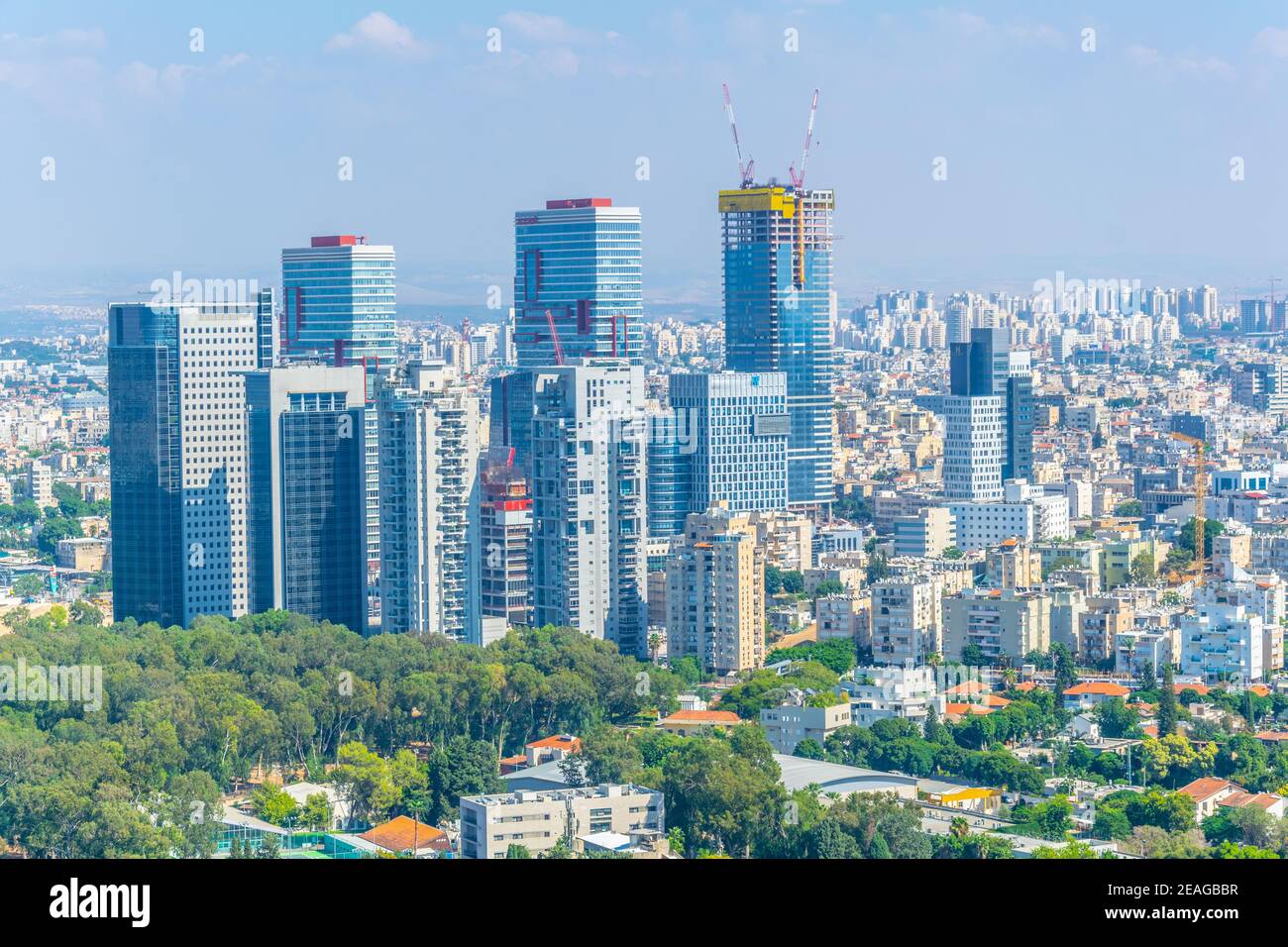 Stadtbild von Tel Aviv vom TLV aus gesehen Ballon fliegt über Hayarkon Park, Israel Stockfoto