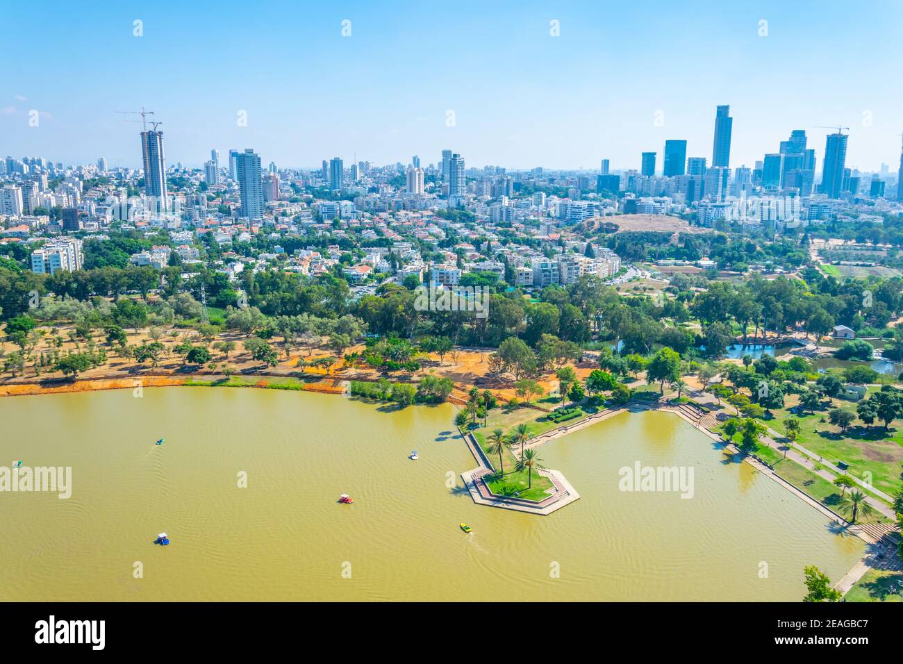 Stadtbild von Tel Aviv vom TLV aus gesehen Ballon fliegt über Hayarkon Park, Israel Stockfoto