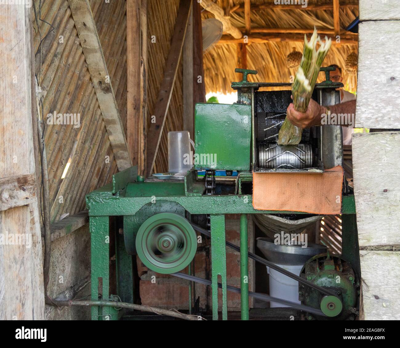 Ein mechanischer Zuckerrohrentsafter auf der Manaca Iznaga Plantage im Tal der Zuckerrohrmühlen / Valle de los Ingenios bei Trinidad, Kuba Stockfoto
