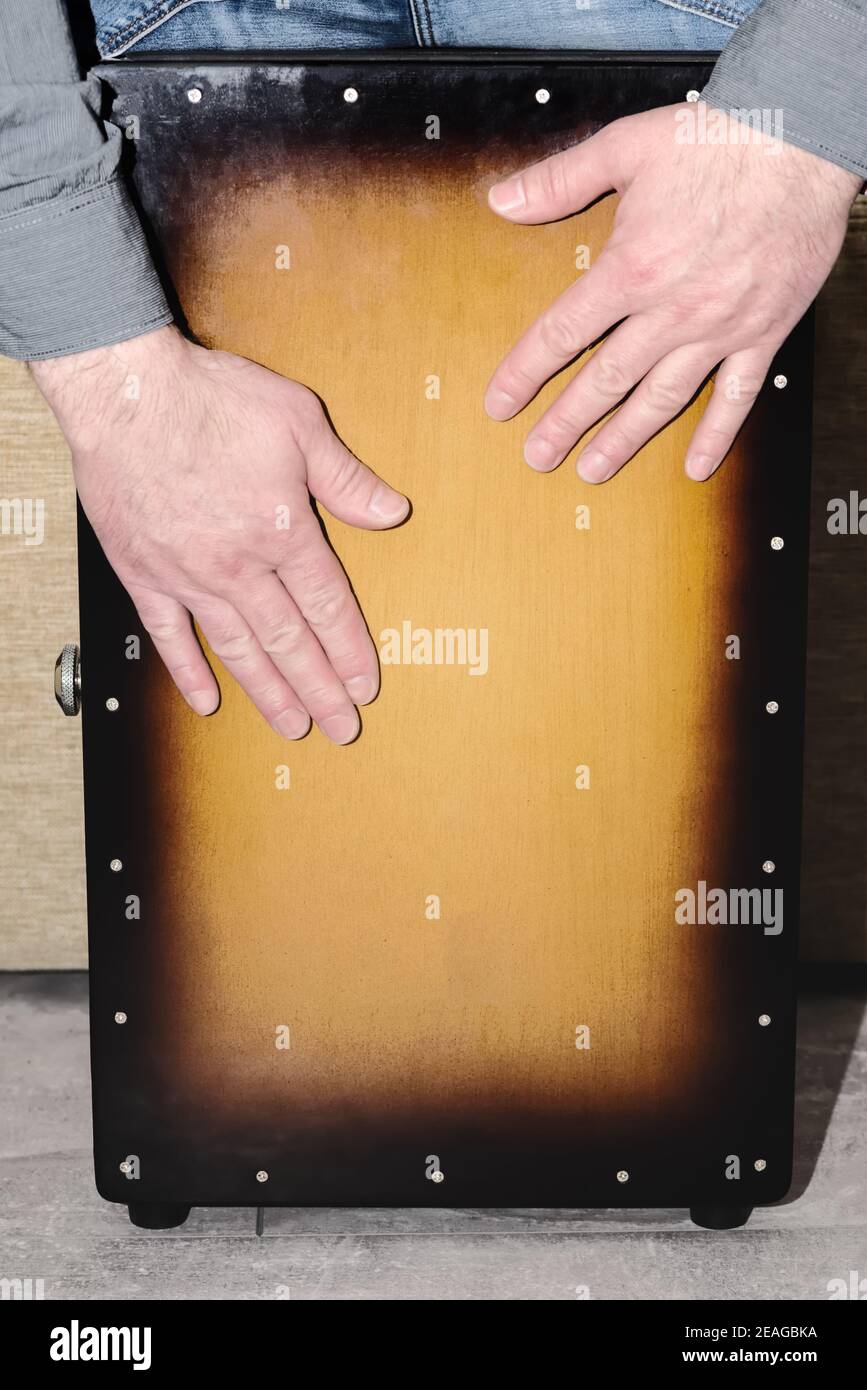 Der Mann spielt die Cajon-Trommel. Drummer Hände beim Üben Schlagzeug-Instrument. Stockfoto