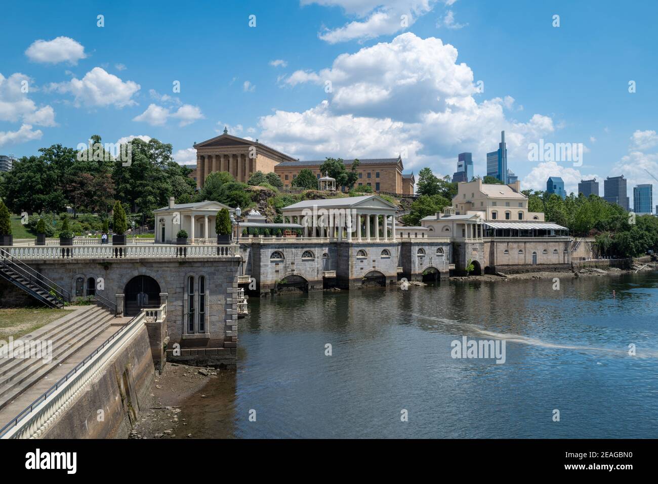 Philadelphia Museum of Art und Fairmount Water Works am Schuylkill River mit der Skyline der Stadt im Sommer, Philadelphia, Pennsylvania, USA Stockfoto