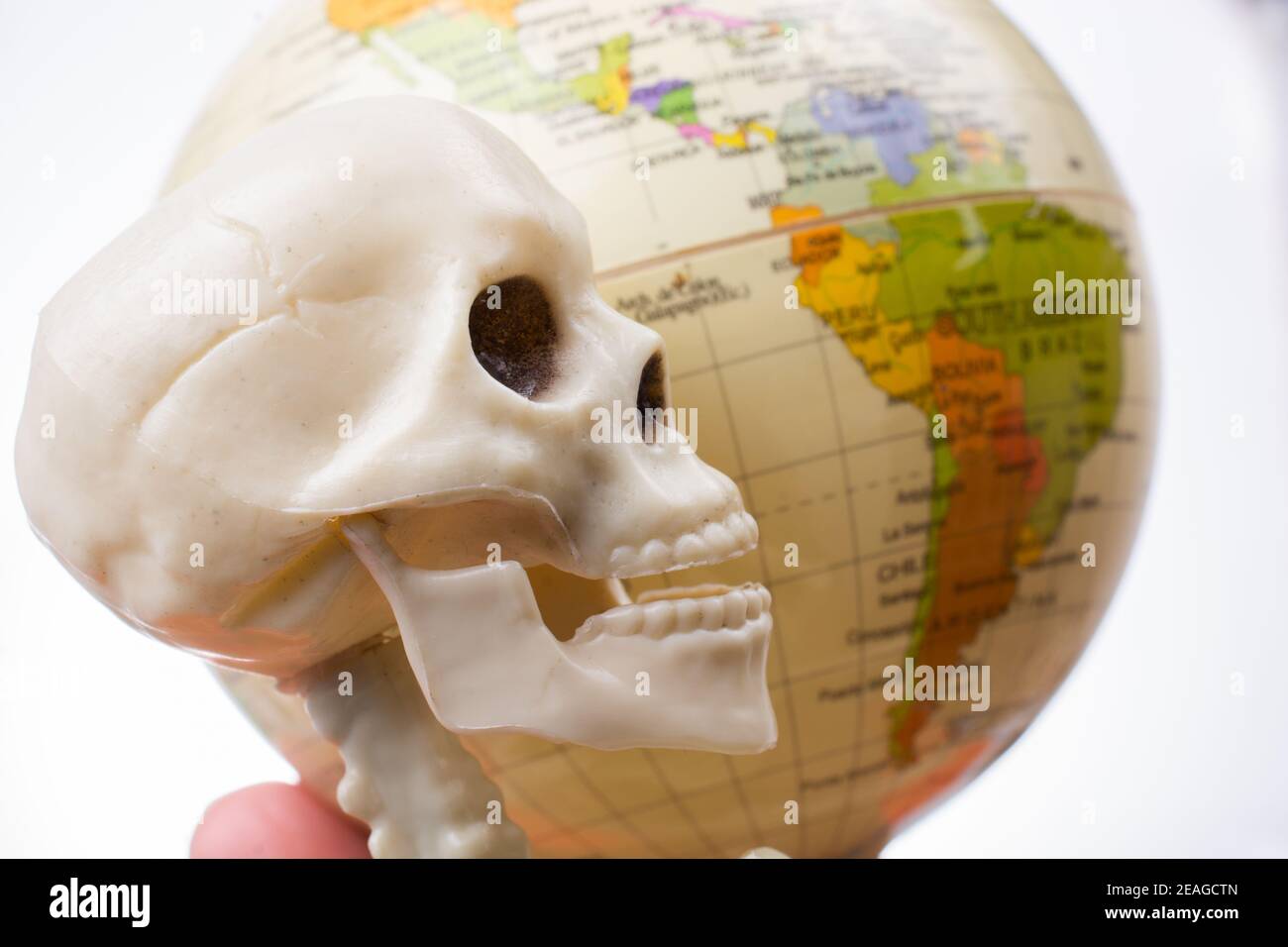 die Erde in eine Skeletthand Stockfoto