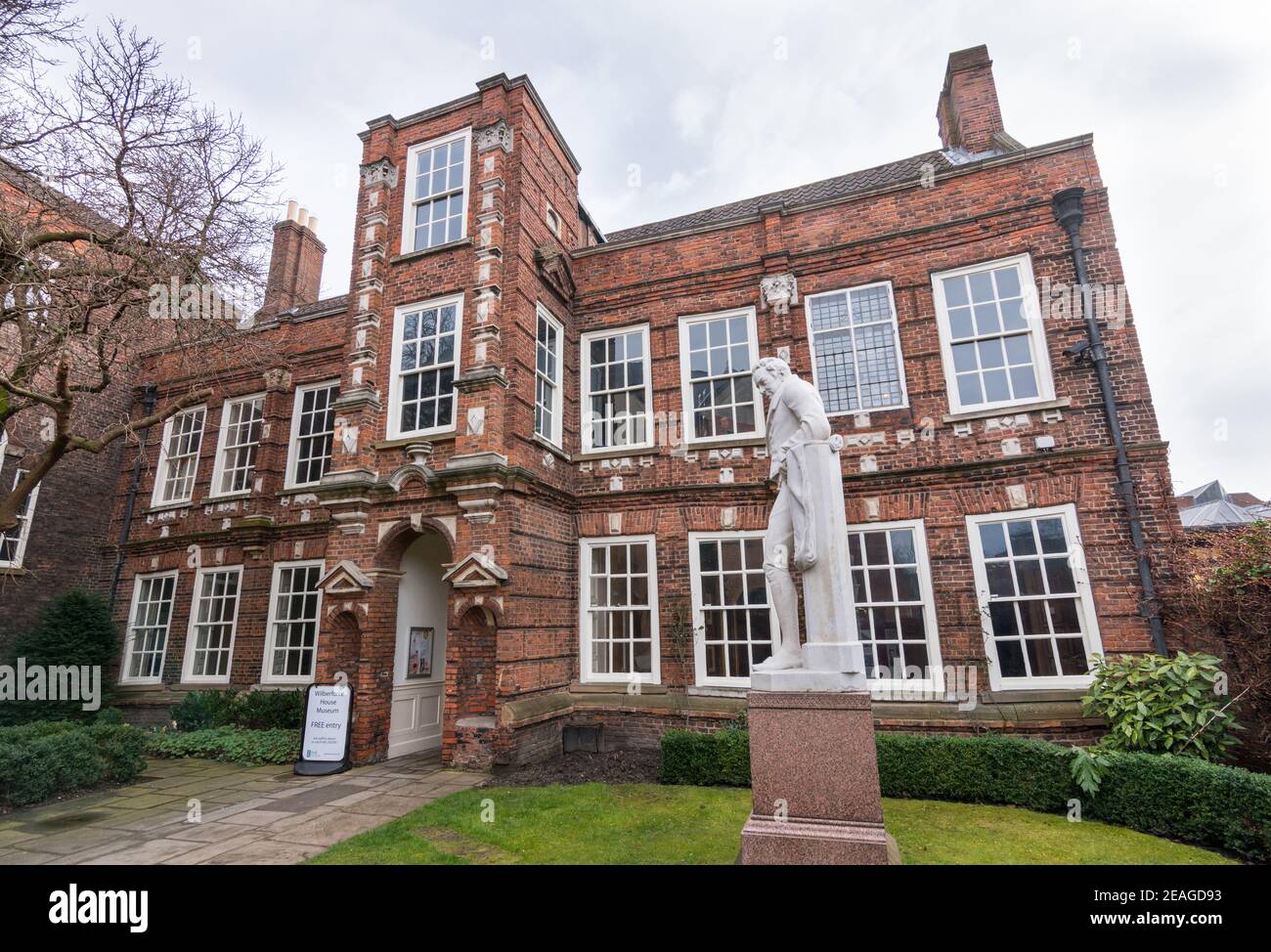 Wilberforce House (Geburtsort von William Wilberforce) jetzt ein Museum. Vordereingang mit Statue von William Wilberforce. Stockfoto