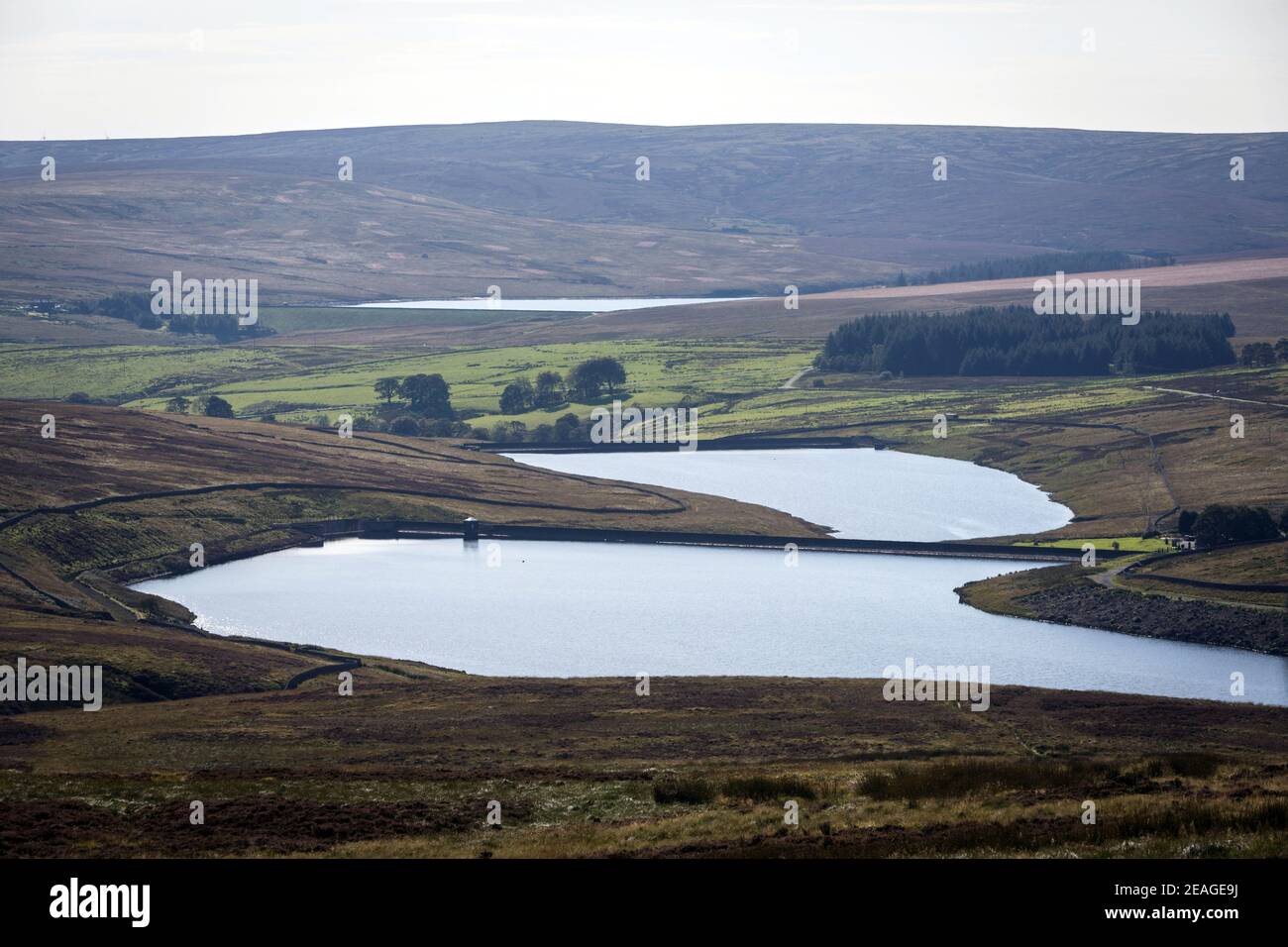 Walshaw Dean Middle and Lower Reservoirs, mit Gorple Lower Reservoir, West Yorkshire, in der Stockfoto