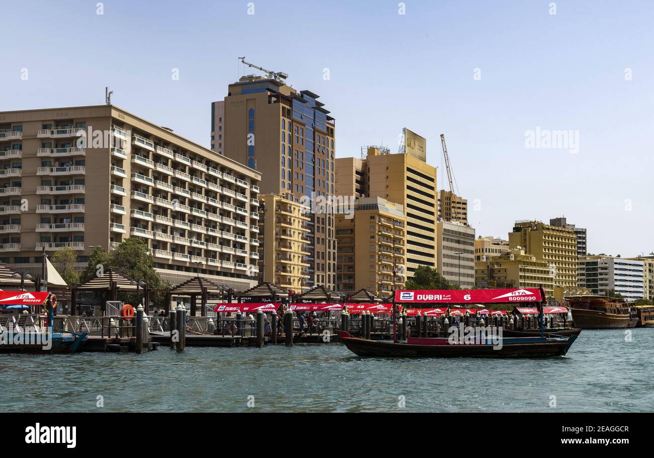 Boote namens 'Abra' im Creek von Dubai Stockfoto