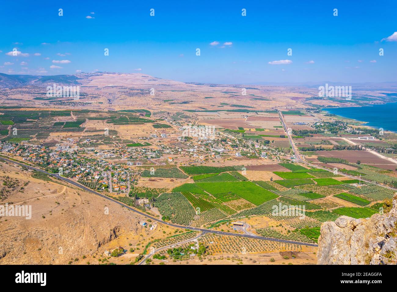 Luftaufnahme des Dorfes Migdal vom Berg Arbel in Israel Stockfoto