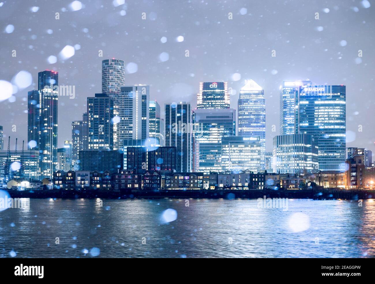 Canary Wharf bei Nacht mit Schnee fallen Stockfoto