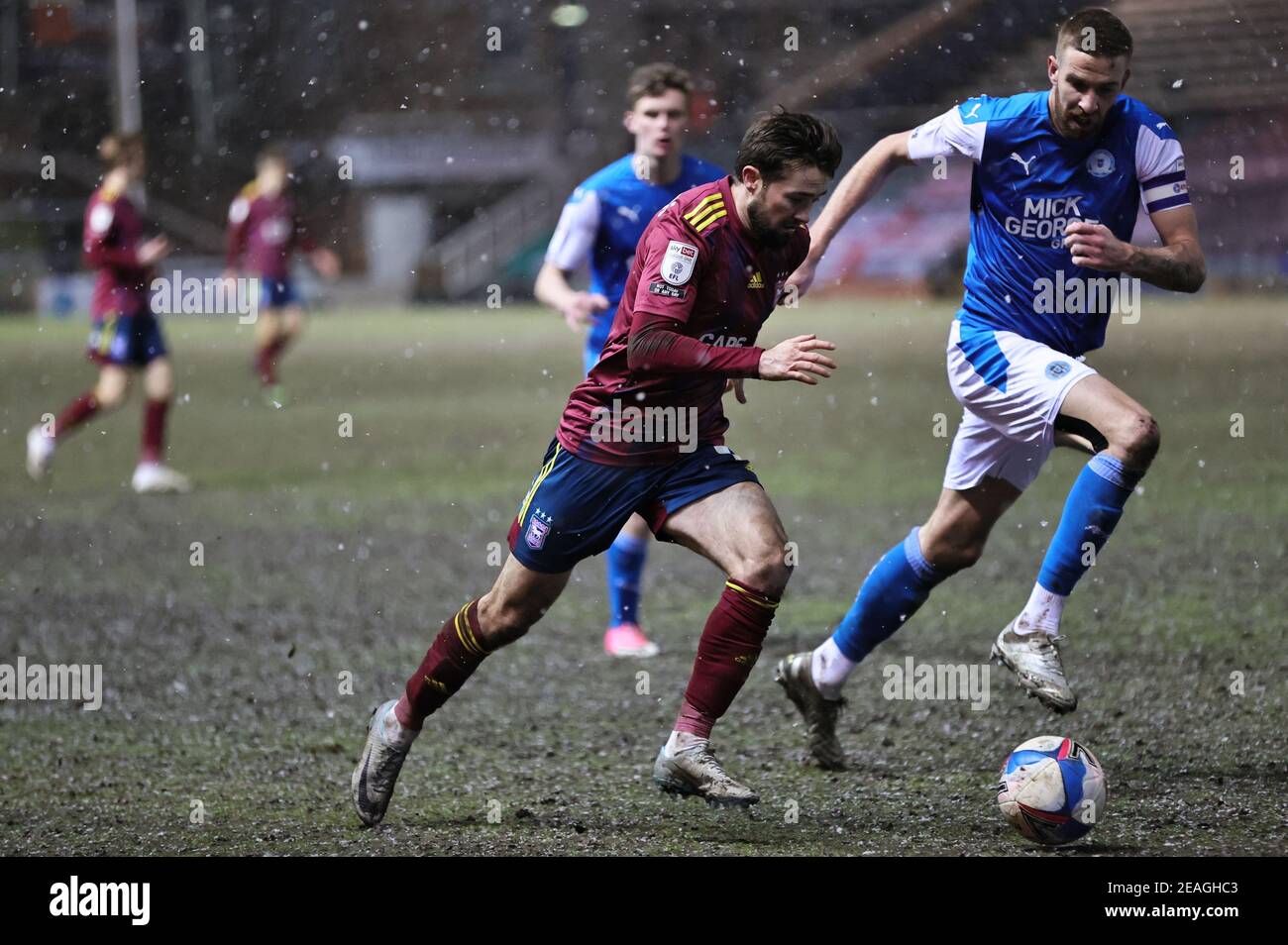 PETERBOROUGH, ENGLAND. FEBRUAR 9TH. Gwion Edwards von Ipswich Town in Aktion, die von Mark Beevers von Peterborough United während des Sky Bet League 1-Spiels zwischen Peterborough und Ipswich Town in der London Road, Peterborough, am Dienstag, den 9th. Februar 2021, eng geprägt wurde. (Kredit: James HolyOak, Mi News) Kredit: MI Nachrichten & Sport /Alamy Live Nachrichten Stockfoto