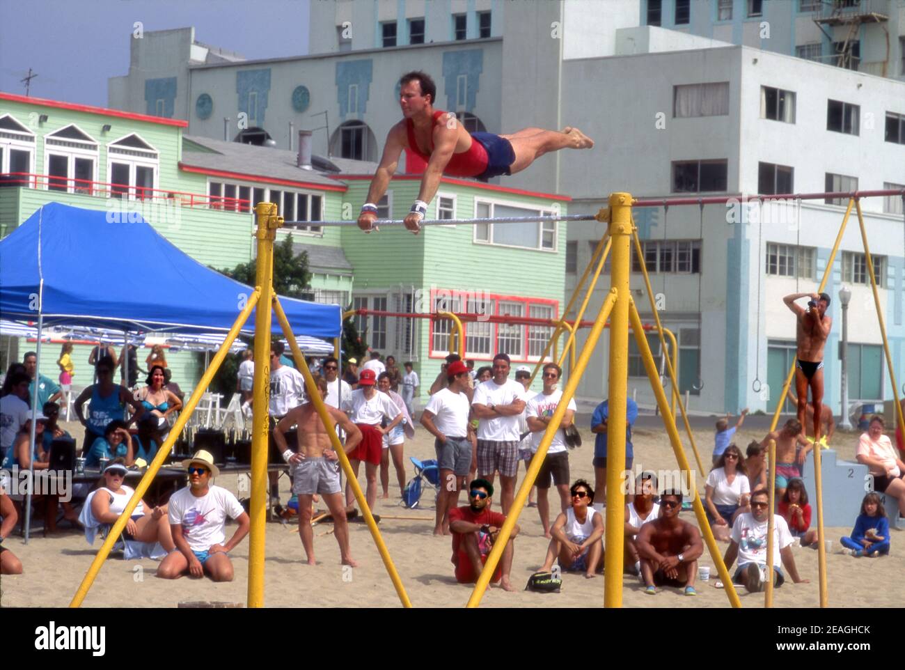 Menschen beobachten Turnerin auftreten am Muscle Beach in Santa Monica, CA ca. 1980s Stockfoto