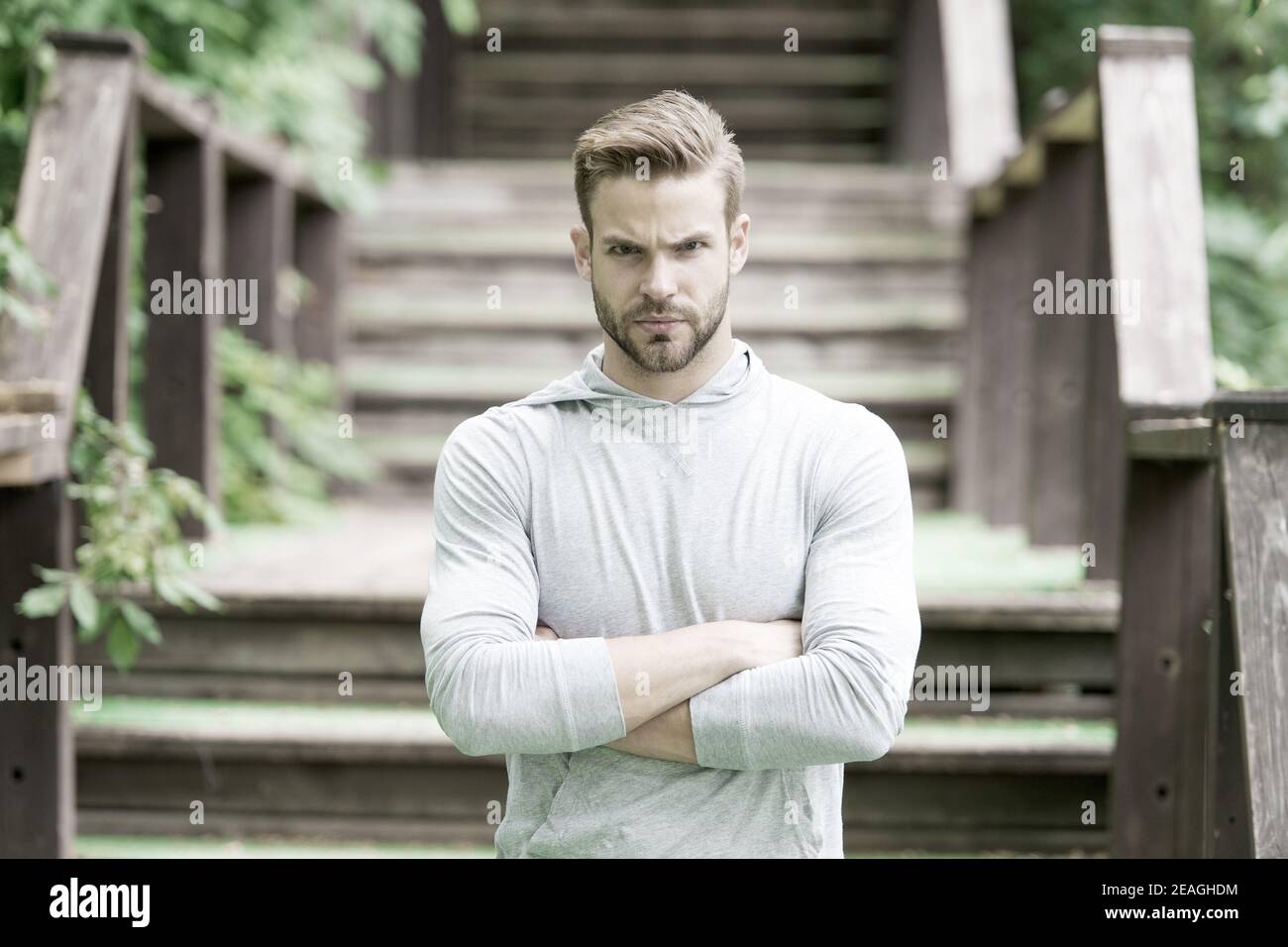 Alle Hindernisse überwinden. Sportsman Lebensstil. Schöner Athlet treppen Hintergrund. Männliche Schönheit. Sport Wohlbefinden und Self Care. Schöner Mann sportliches Outfit aussehen überzeugt. Kerl gut aussehenden bärtigen Gesicht. Stockfoto