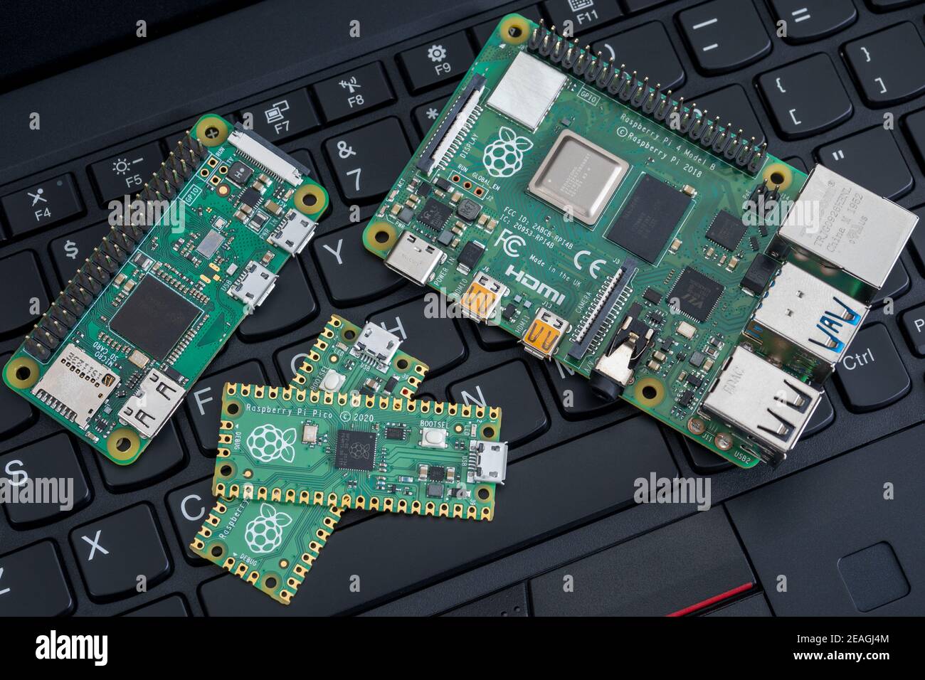 Galati, RUMÄNIEN - 09. Februar 2021: Nahaufnahme von Raspberry Pi Pico, Raspberry Pi 4b und Raspberry Pi Zero W auf einer Laptop-Tastatur. Stockfoto