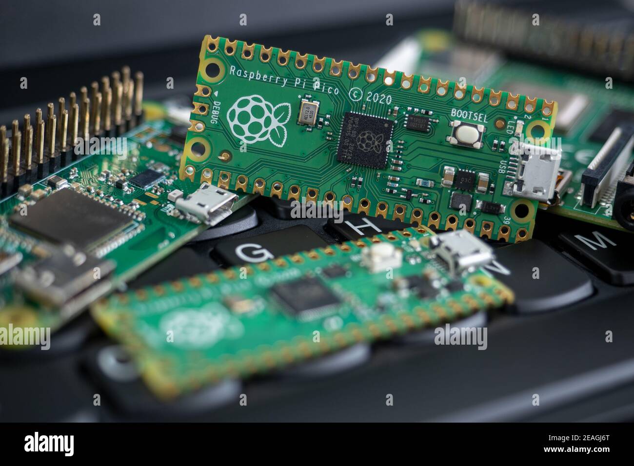 Galati, RUMÄNIEN - 09. Februar 2021: Nahaufnahme von Raspberry Pi Pico, Raspberry Pi 4b und Raspberry Pi Zero W auf einer Laptop-Tastatur. Stockfoto