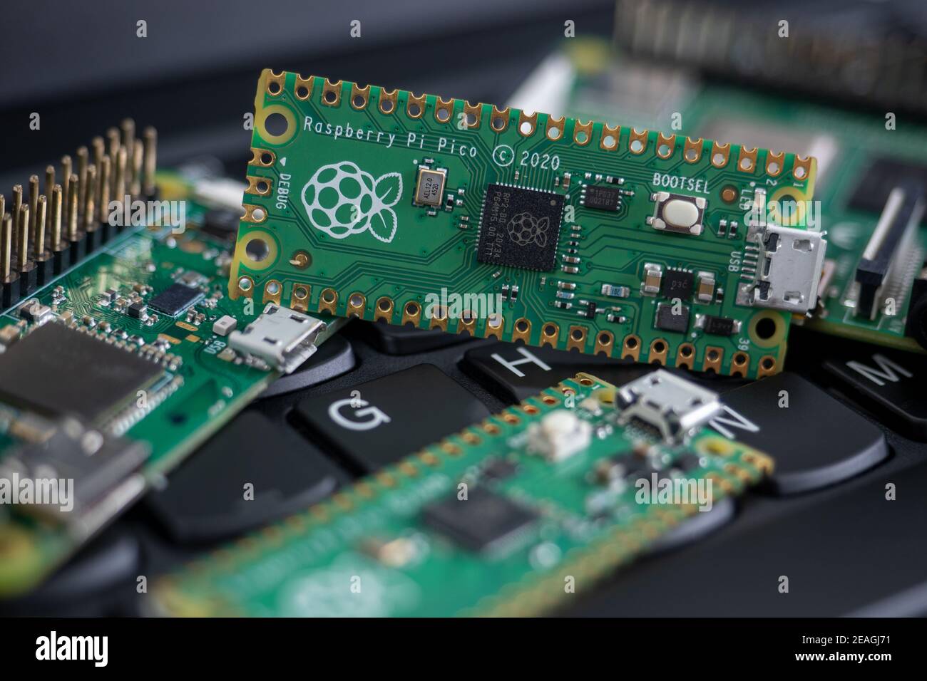 Galati, RUMÄNIEN - 09. Februar 2021: Nahaufnahme von Raspberry Pi Pico, Raspberry Pi 4b und Raspberry Pi Zero W auf einer Laptop-Tastatur. Stockfoto